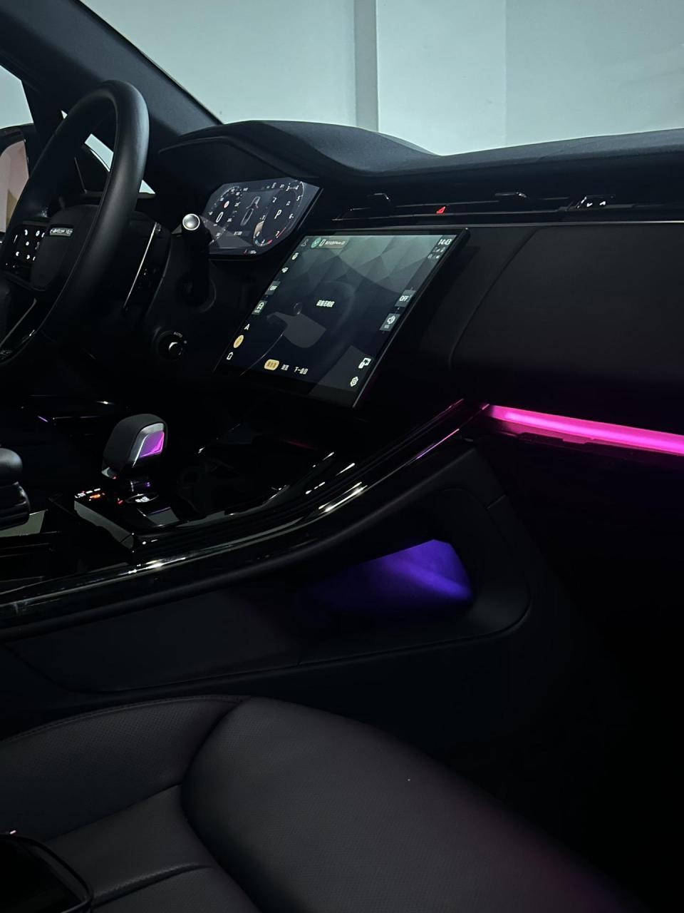 黑檀木色内饰 车内十色高级氛围灯调节,简直帅到极致