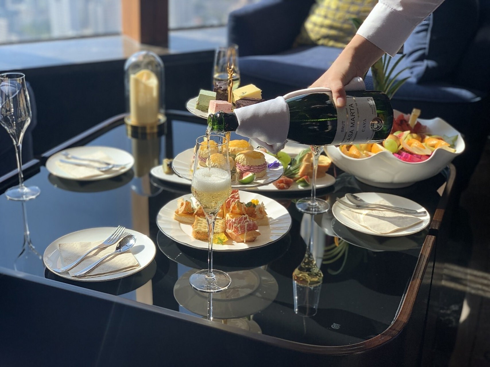 绿地60层的泉客厅,在303米高处泉客厅尽览济南的蓝天和夕阳9793