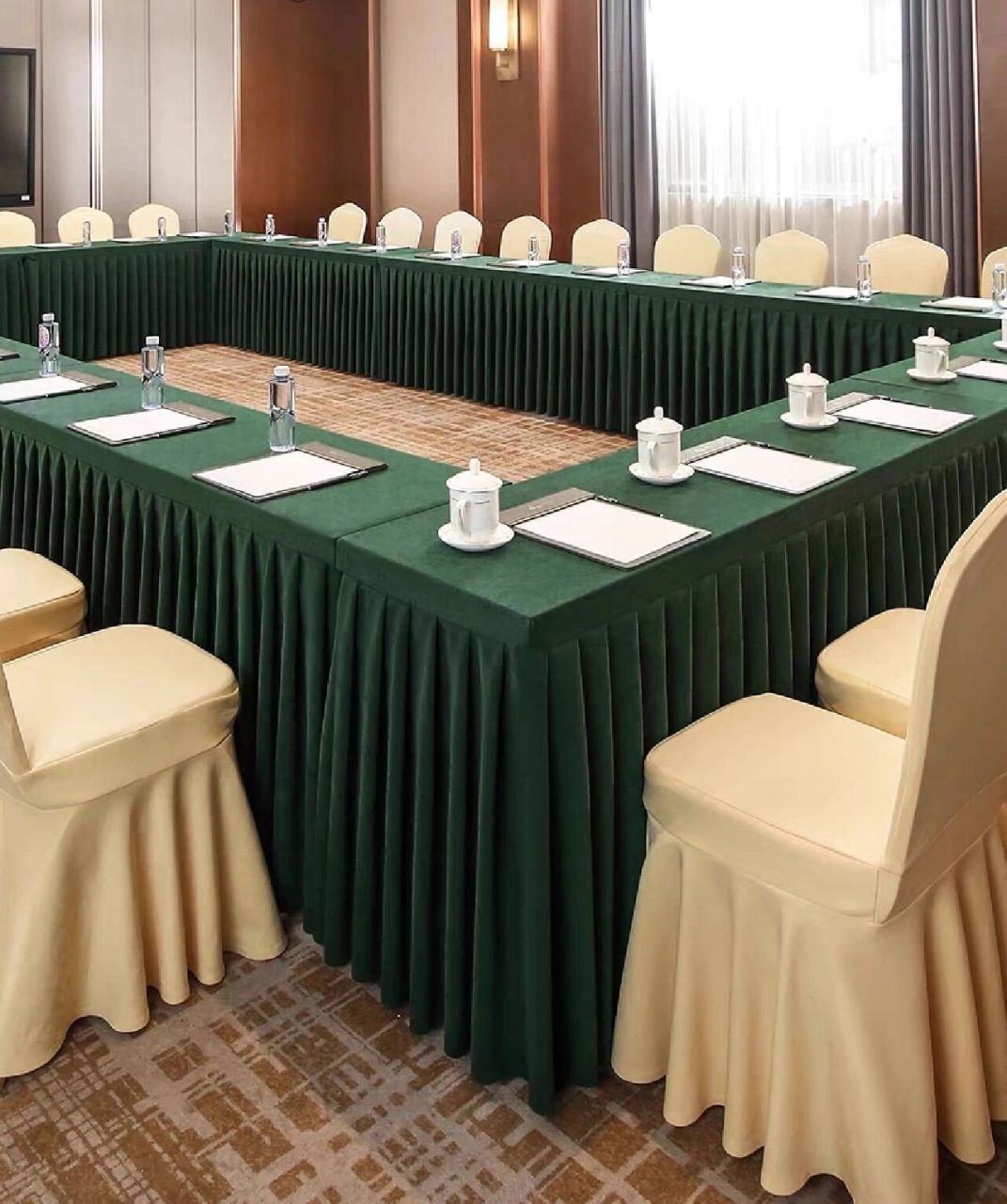 会议桌布效果分享    绿色是政府党政机关最常用的,代表了生命力和