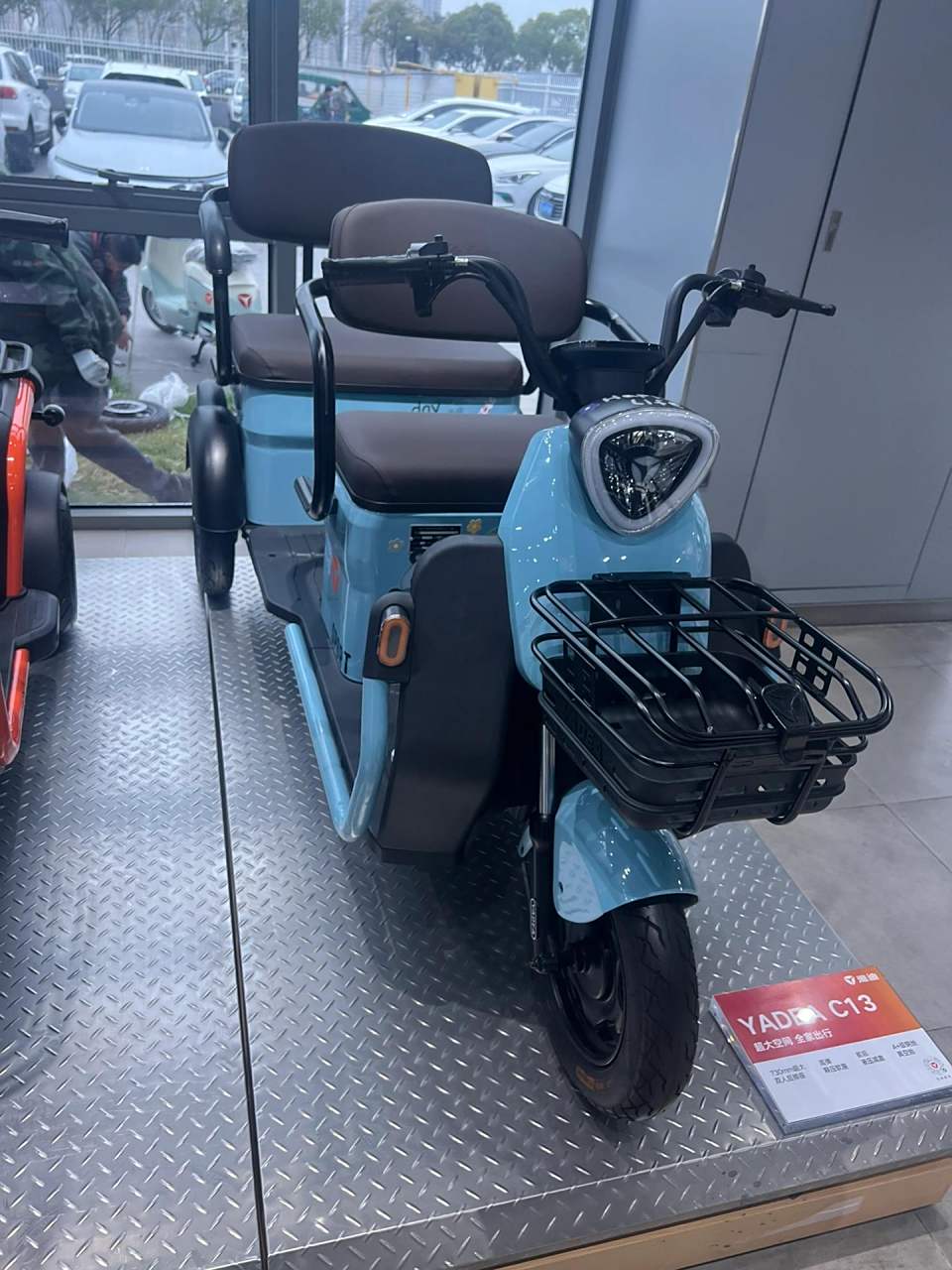 雅迪偏三轮电动车(八嘎) 老年人代步车