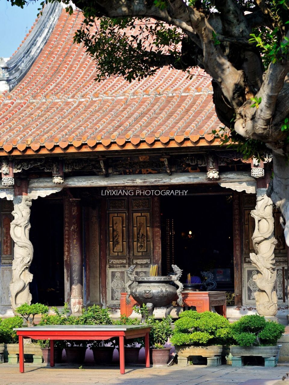 鹿港龙山寺,始建于17世纪明永历年间,并于1786年迁建于现址,历经数次