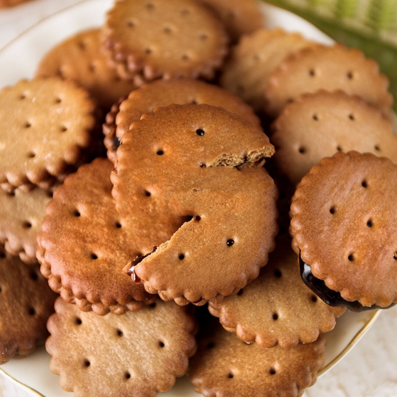 黑糖麦芽饼干9696 优选特制小麦粉,加入醇香黑糖,风味浓郁,小巧