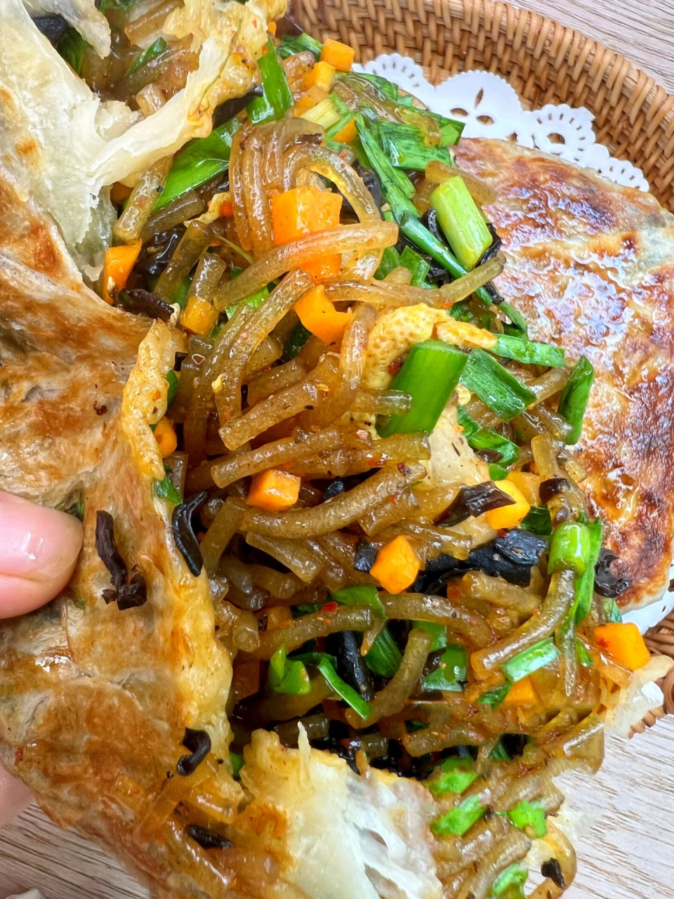 懒人快手版韭菜盒子表皮酥酥脆脆的里面的韭菜粉丝馅饼怎么吃都不够