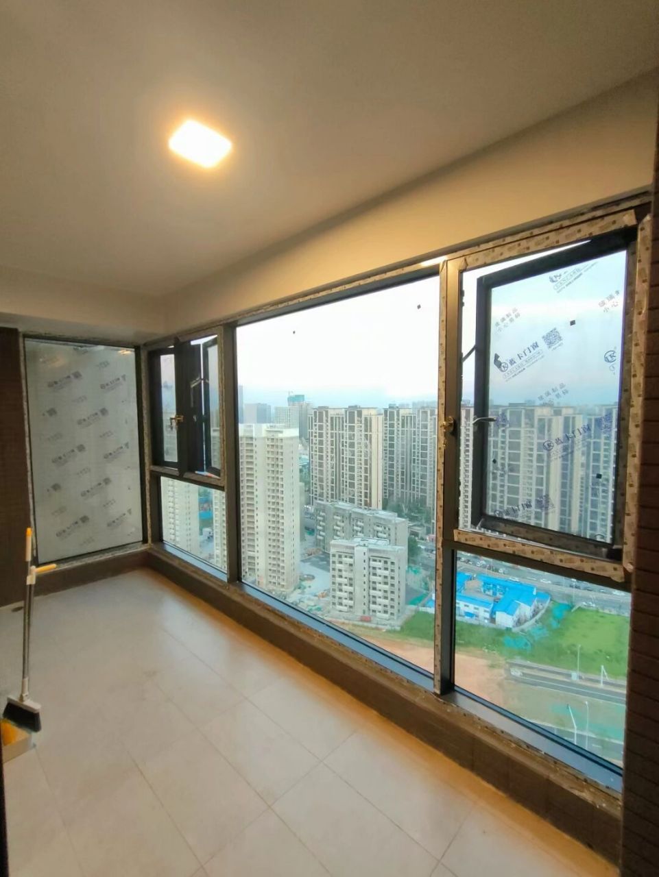 蓝卡118系列系统窗纱一体 品牌:蓝卡门窗 铝材:原生铝6063–t5 系列