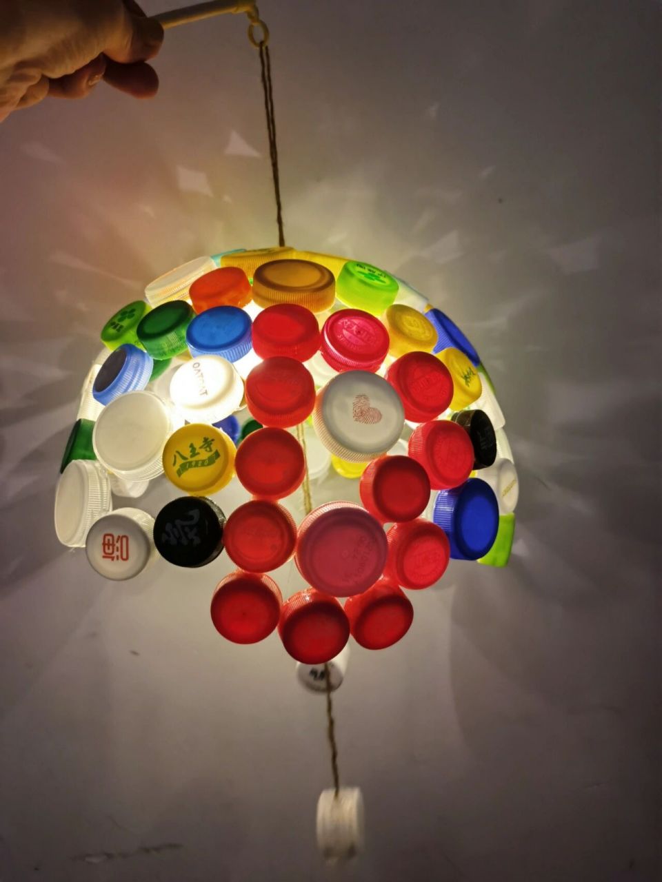 环保瓶盖创意灯笼 一胎幼儿园3年做3次灯笼 再来个二胎 然后以为小学