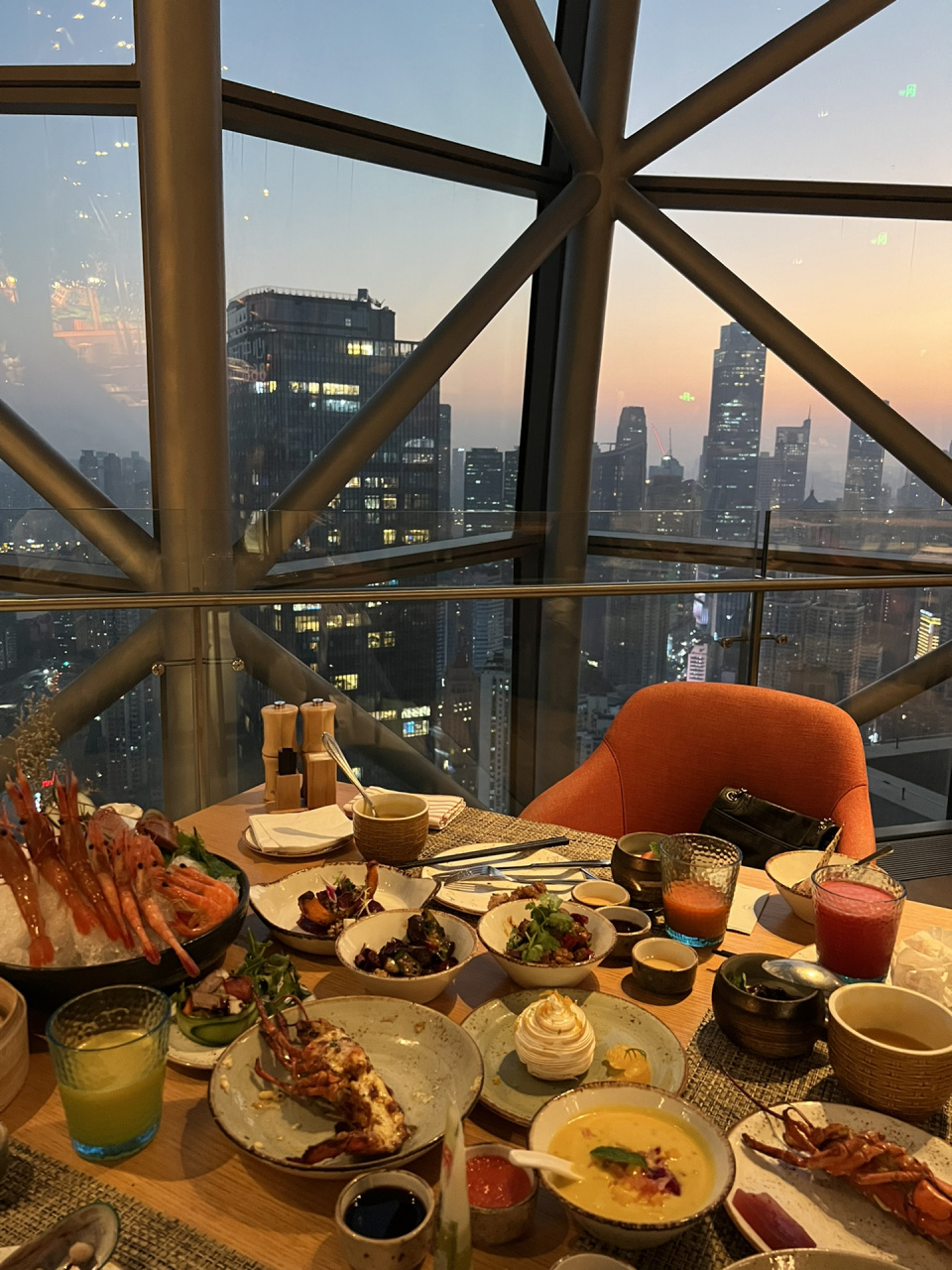 重庆来福士洲际酒店重林自助餐 地址:重庆市渝中区长江滨江路2号