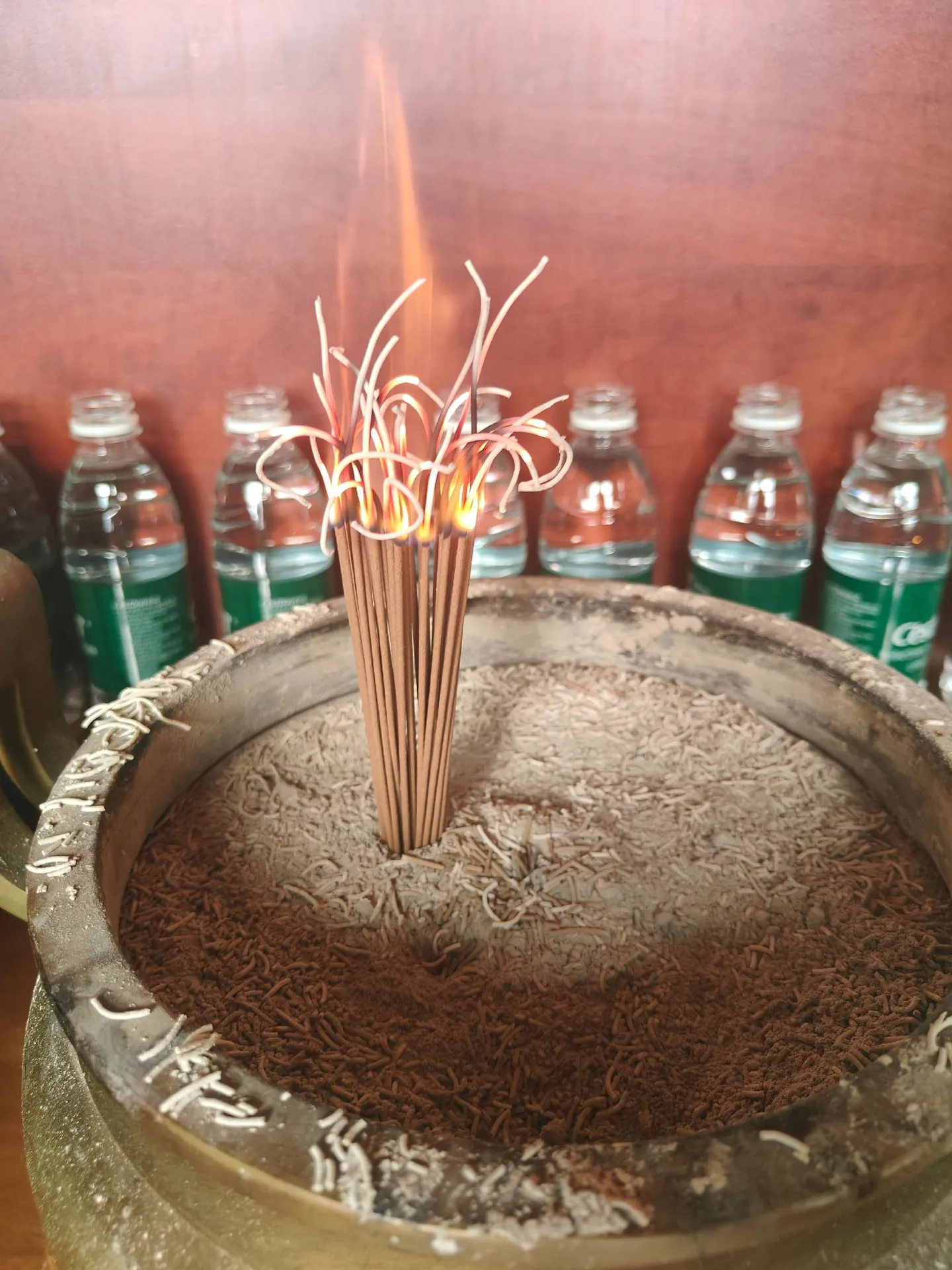 勤奋的人总是按时起床,乐观的人总是充满希望,努力