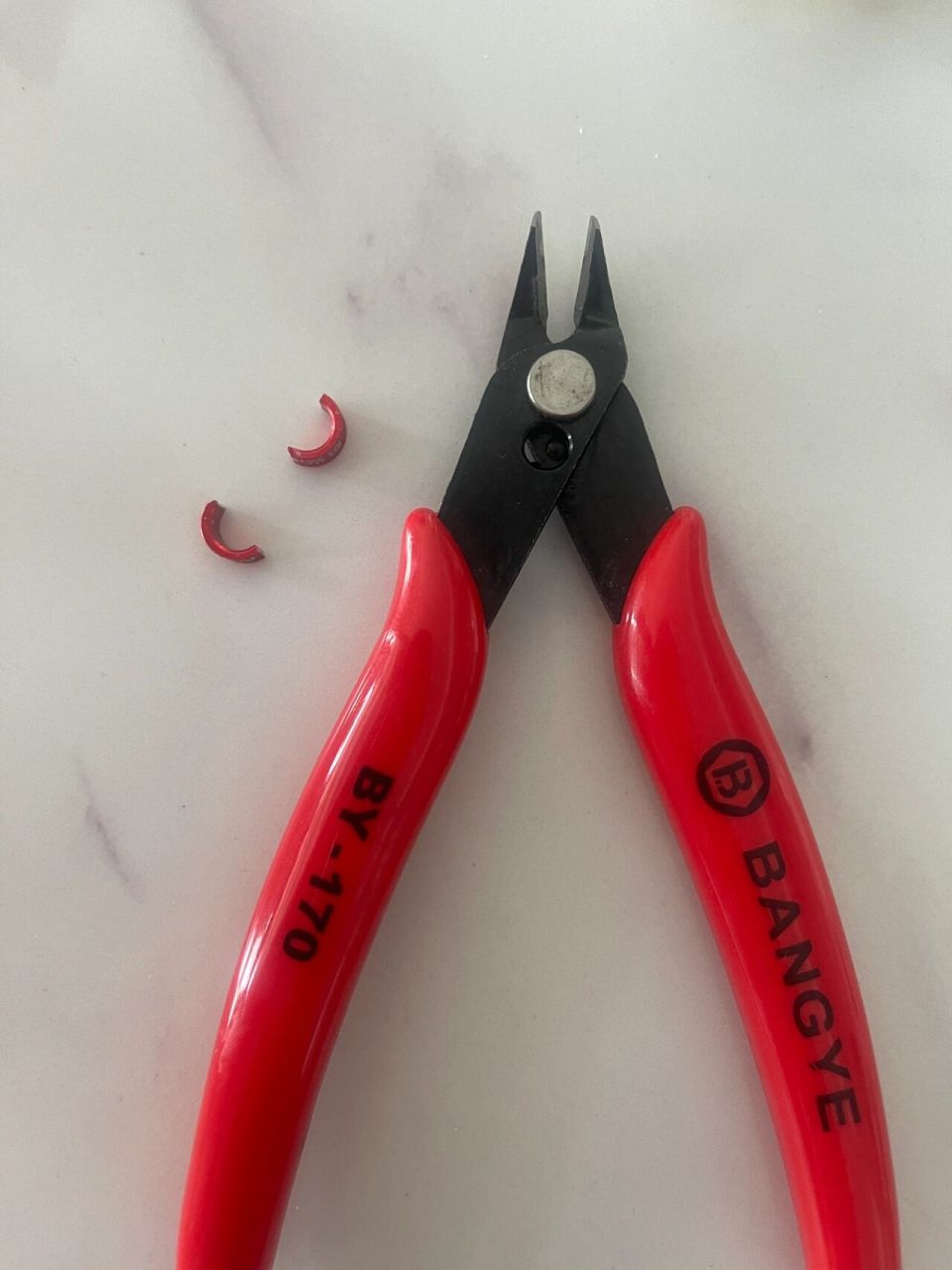 玄凤鹦鹉脚环去除 家里的小鸡总是咬脚环,看起来总硌着它的脚很不舒服