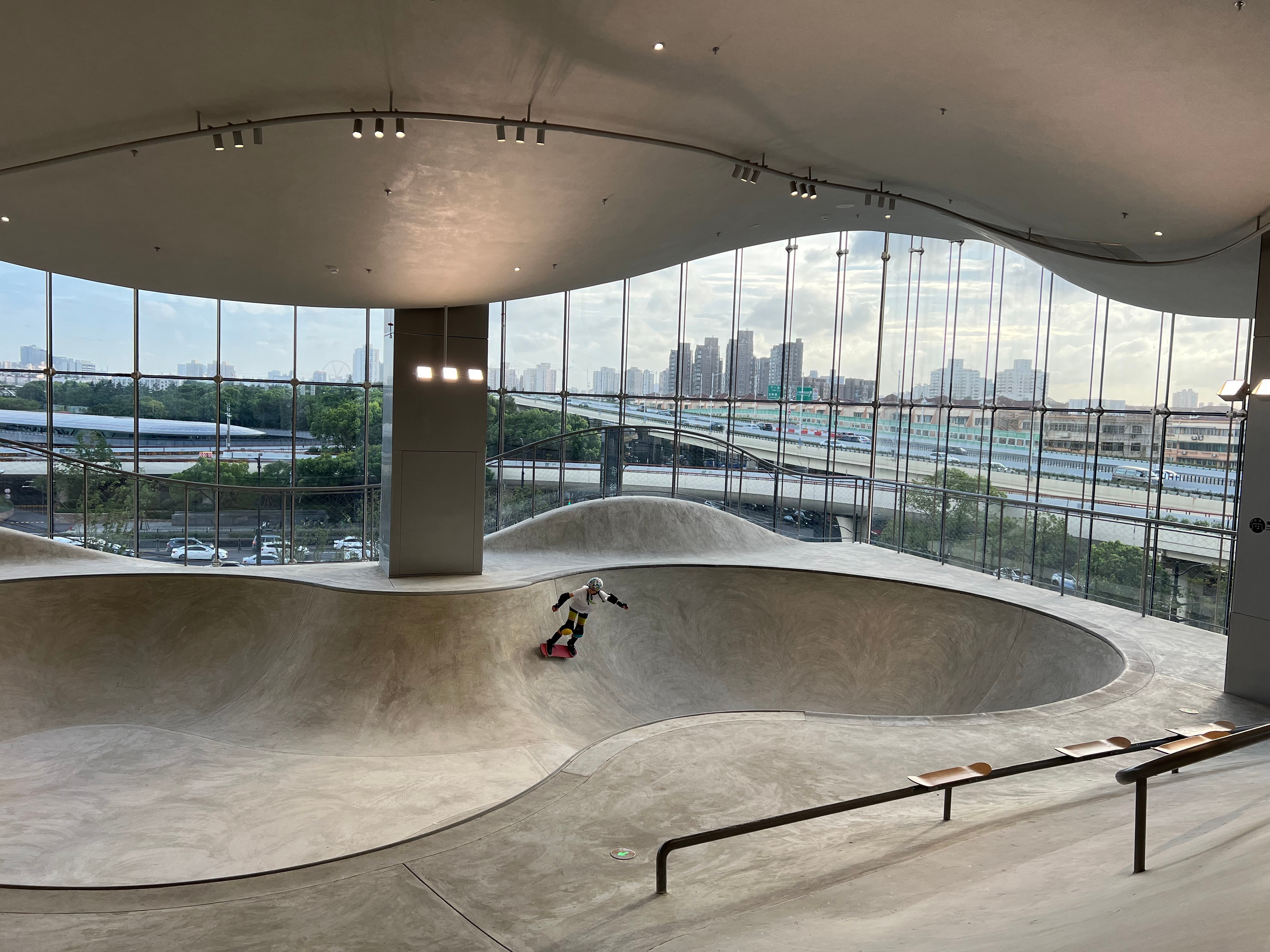 在新的一天里,希望你能将过去的疲惫留在昨天,带着希望和勇气前行