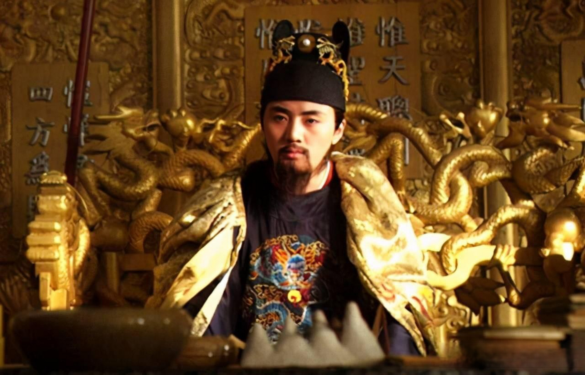 1644年,崇祯皇帝得知李自成攻破北京,挥剑砍杀自己的嫔妃和女儿,让周