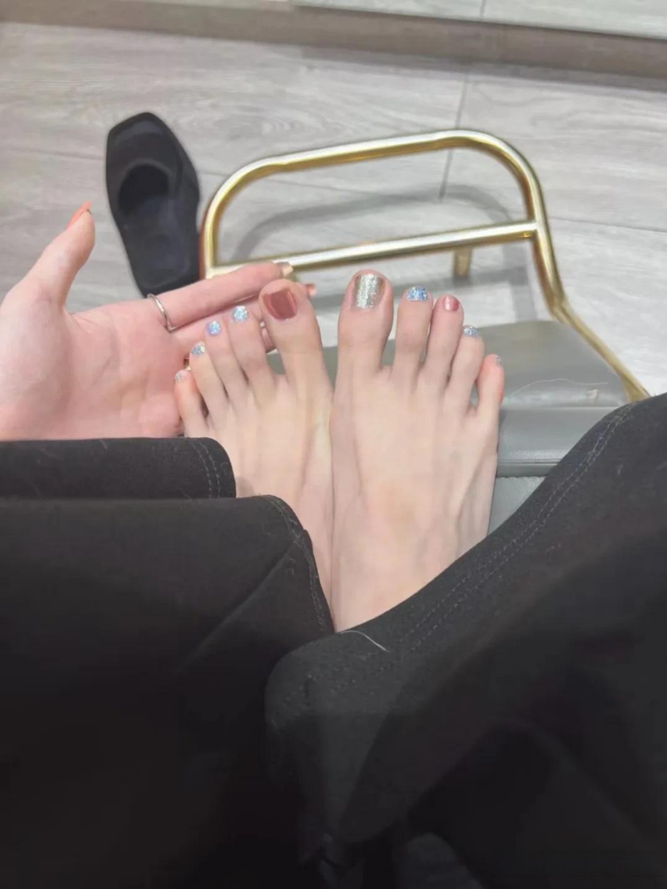 极光亮片超闪鸳鸯脚部美甲灯光下绝美纯欲风美甲. 温柔美甲 .