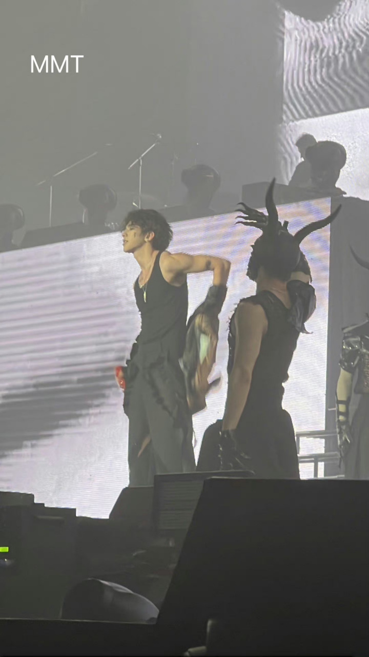 蔡徐坤演唱会肌肉线条#简直不要太有魅力!#蔡徐坤肌肉线条好性感