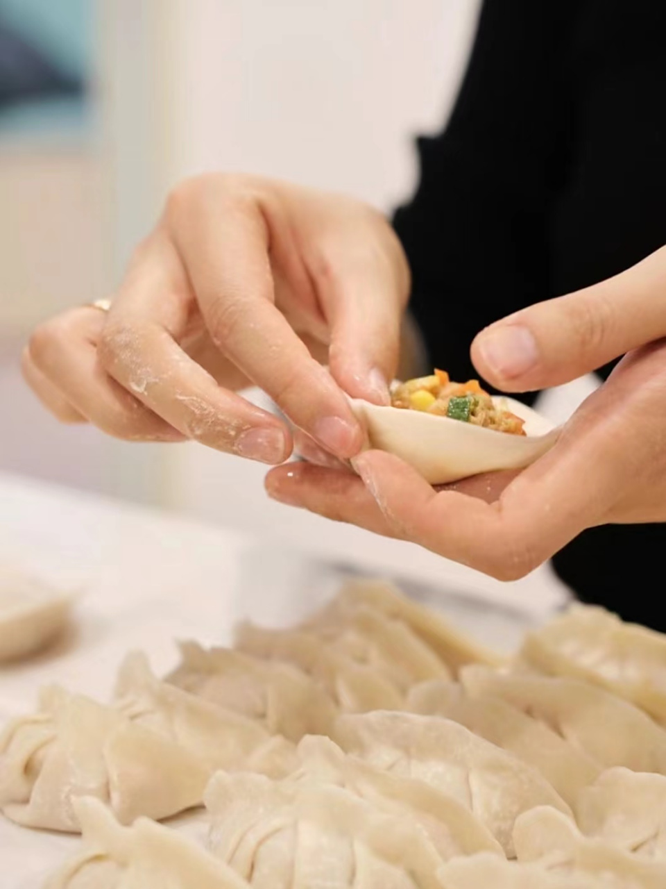 👩‍🍳 包饺子小能手,手法娴熟,每个饺子都那么完美!