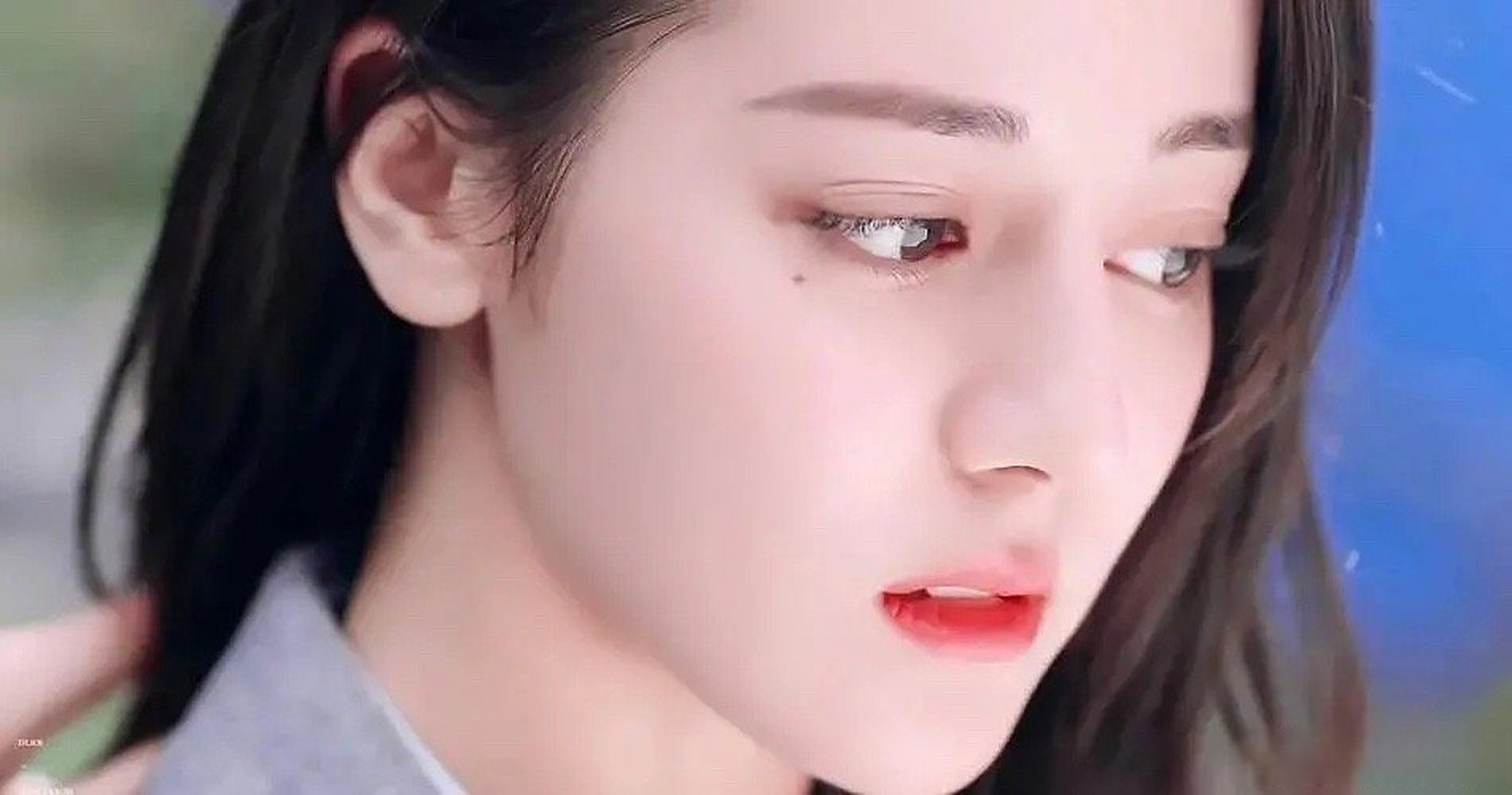 迪丽热巴眼睛上的痣是加分还是减分,位置不对或者痣太大就有点[思考]