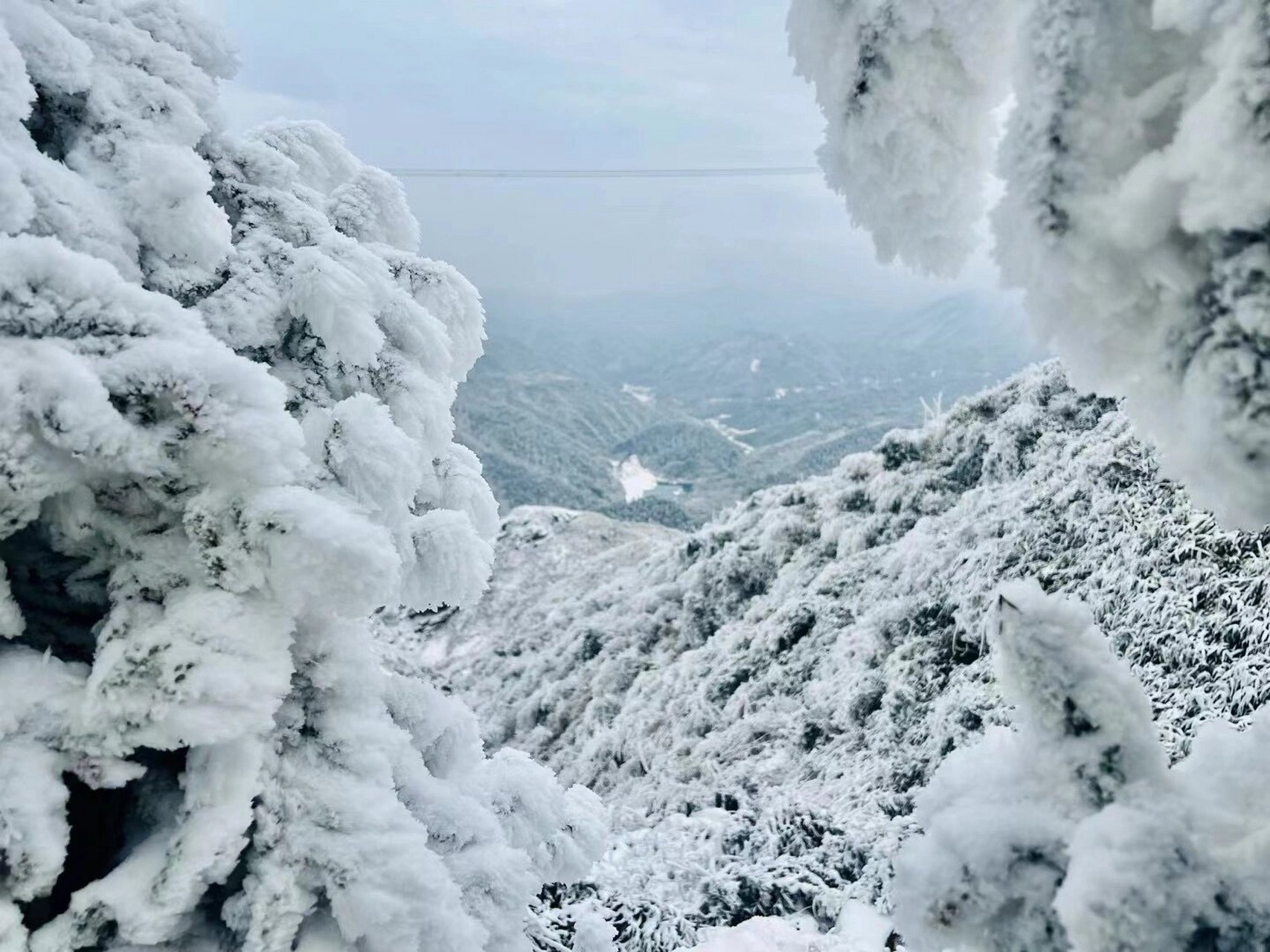 云冰山,在湖南省永州市蓝山县和广东省清远连州市之间,海拔1314米,不