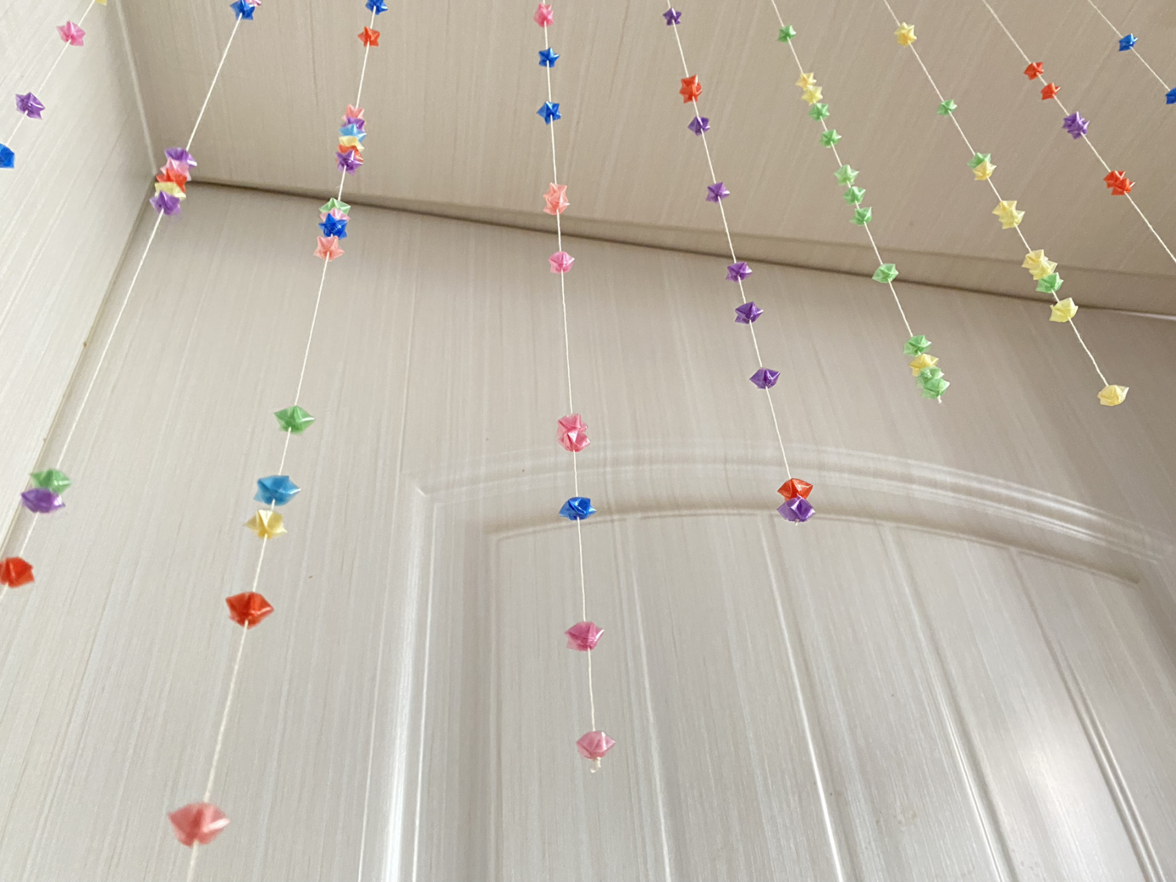 折叠星星当门帘78 网上看门帘都太贵了,自己用以前折的星星用来当