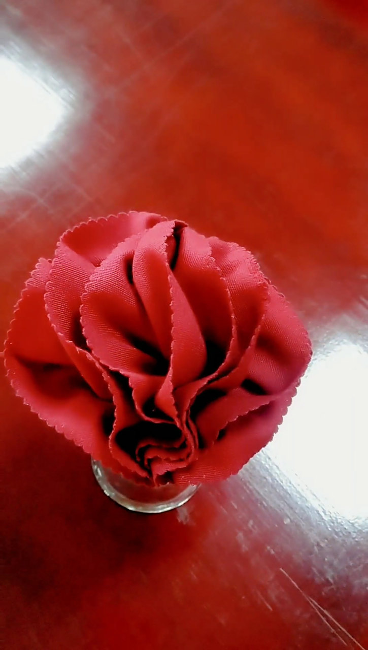 餐巾折花—杯花(八瓣花)