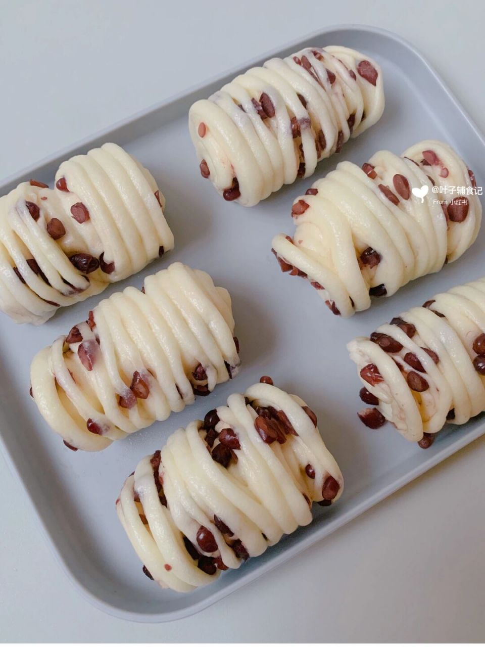 宝宝版的奶香红豆小花卷来啦,松松软软,香香甜甜～奶香浓郁,小叶子可