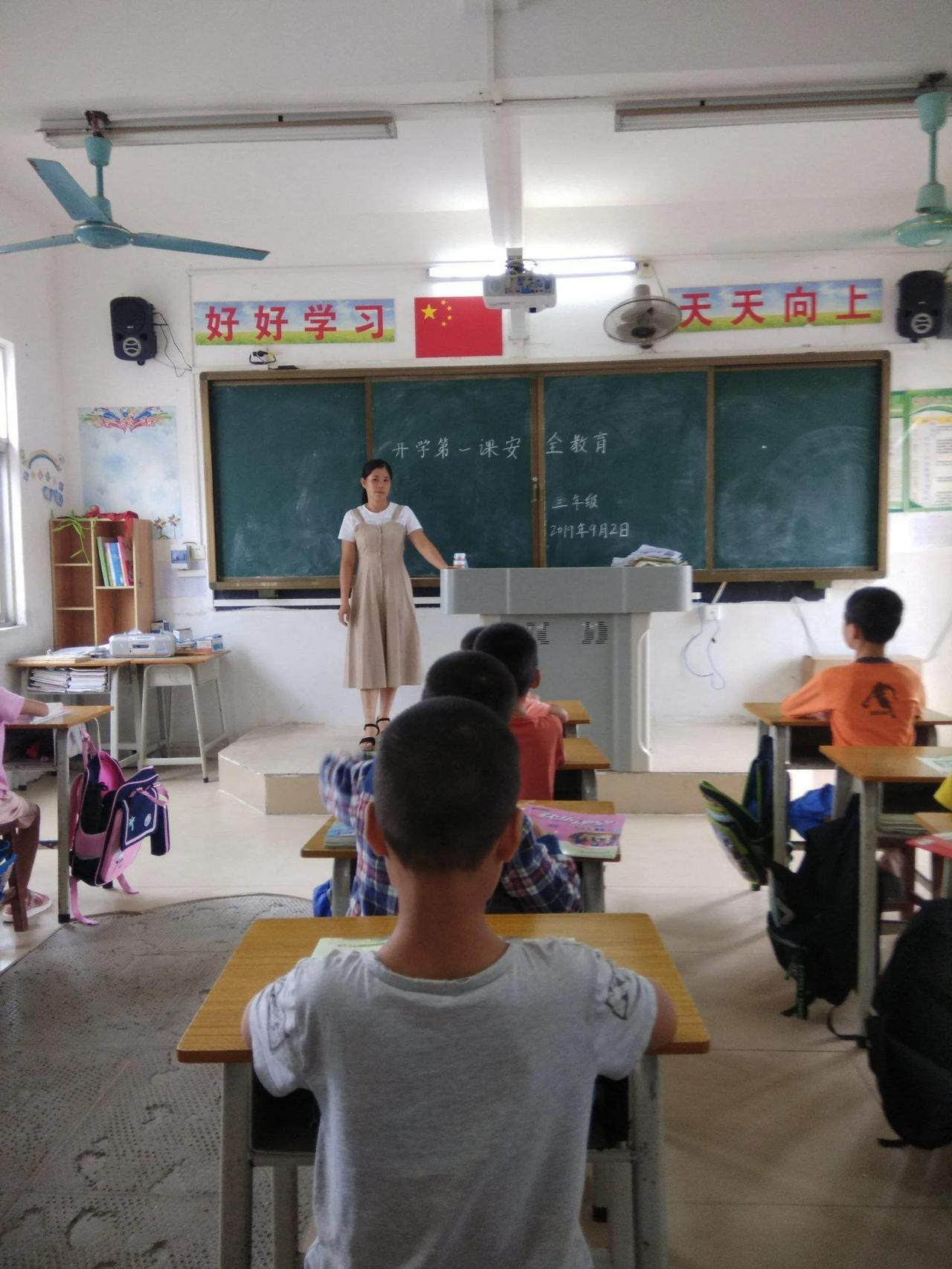 如今,我毕业半年有多,就职于化州某镇小,任教一年级语文