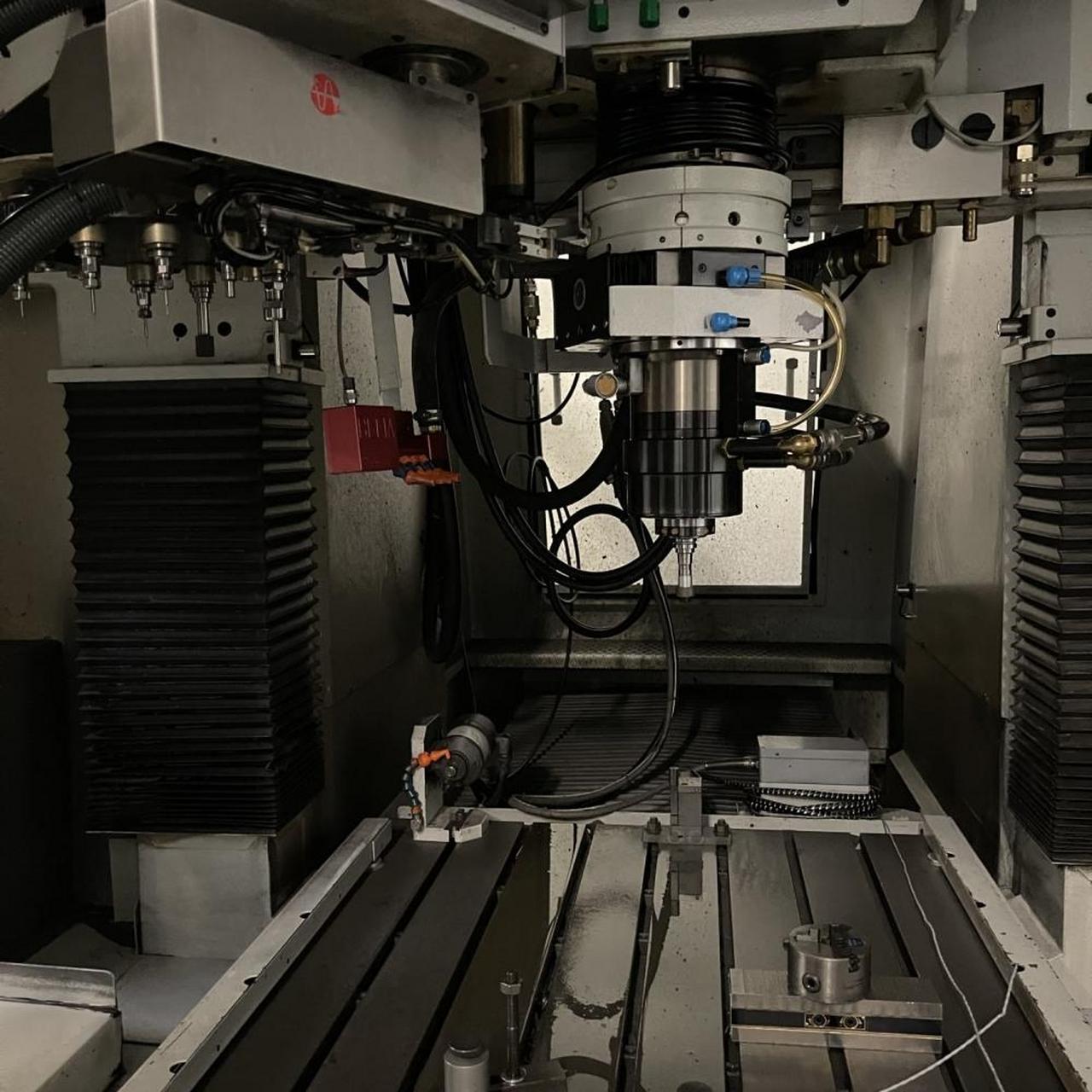 2003年 2004年 各1台 控制器:fanuc 16mb 最大行程范围: x 1300毫米