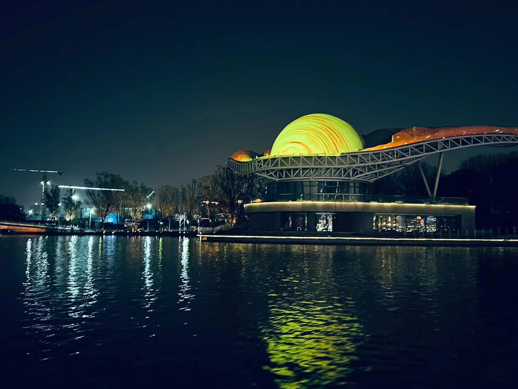 亮马河&蓝色港湾&朝阳公园 晚上下班和朋友吃完悦福源,散步回家,发现