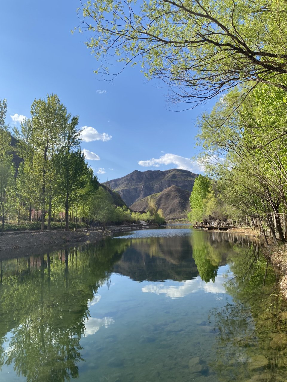 因其弯曲酷似牛角因而叫牛角湖,他位于北京市怀柔区宝山寺镇牛圈子
