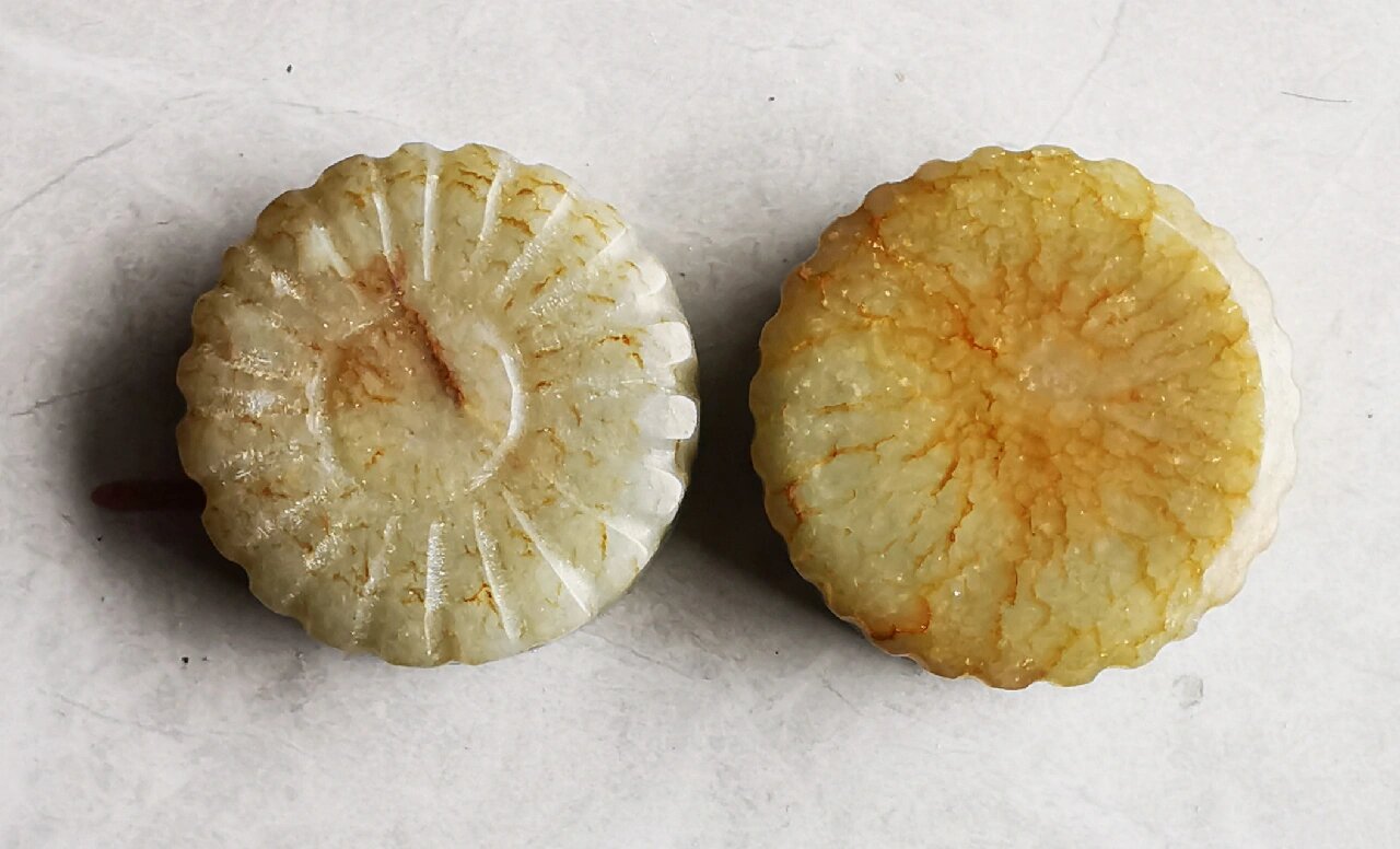 浅浅聊一下古玉的"牛毛纹" 图一～三       和田玉胭脂盒,底部有明显