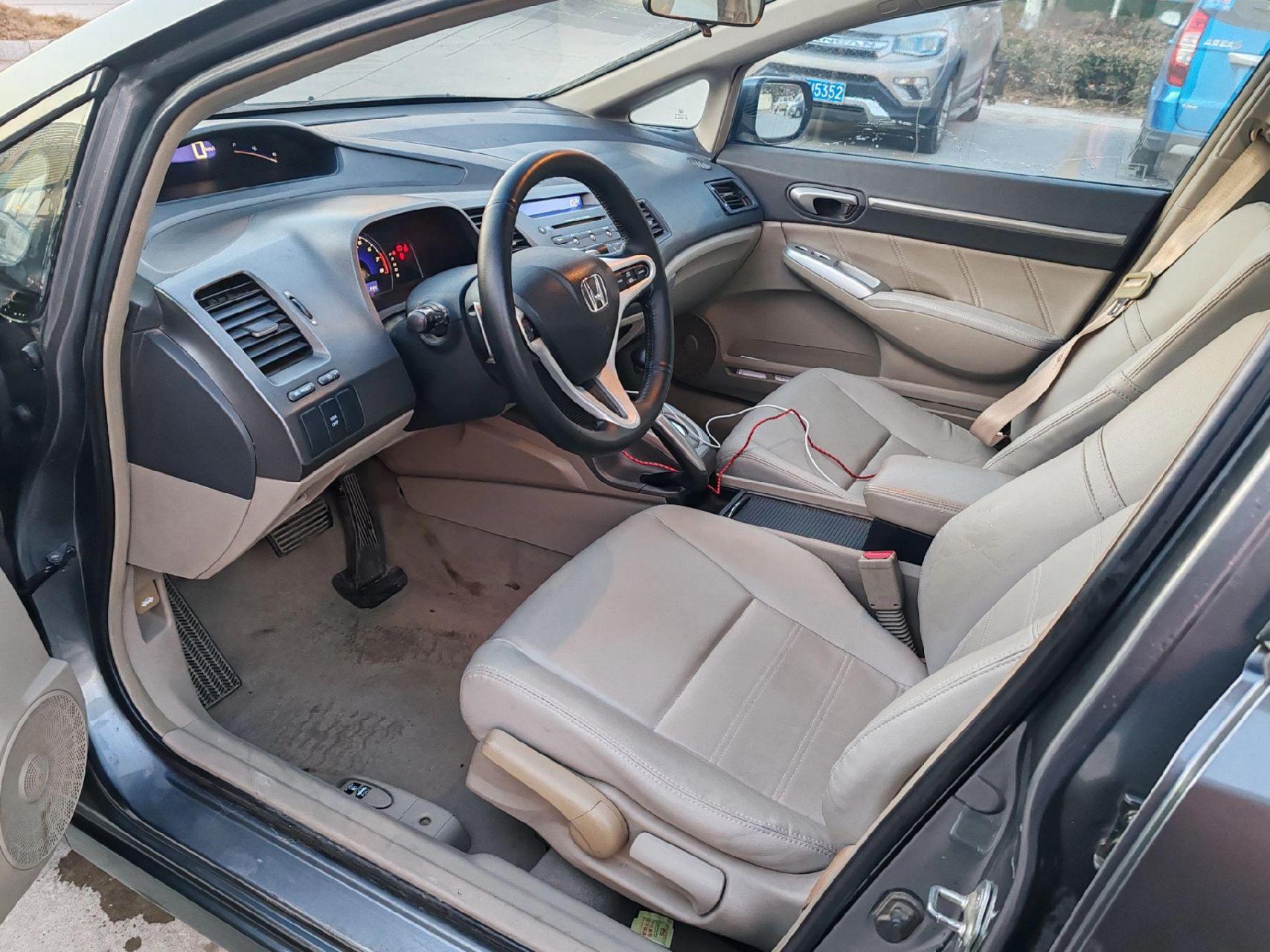 经典八代半思域,自带s档,换挡拨片,漆面内饰干净,开着简直就是小飞机