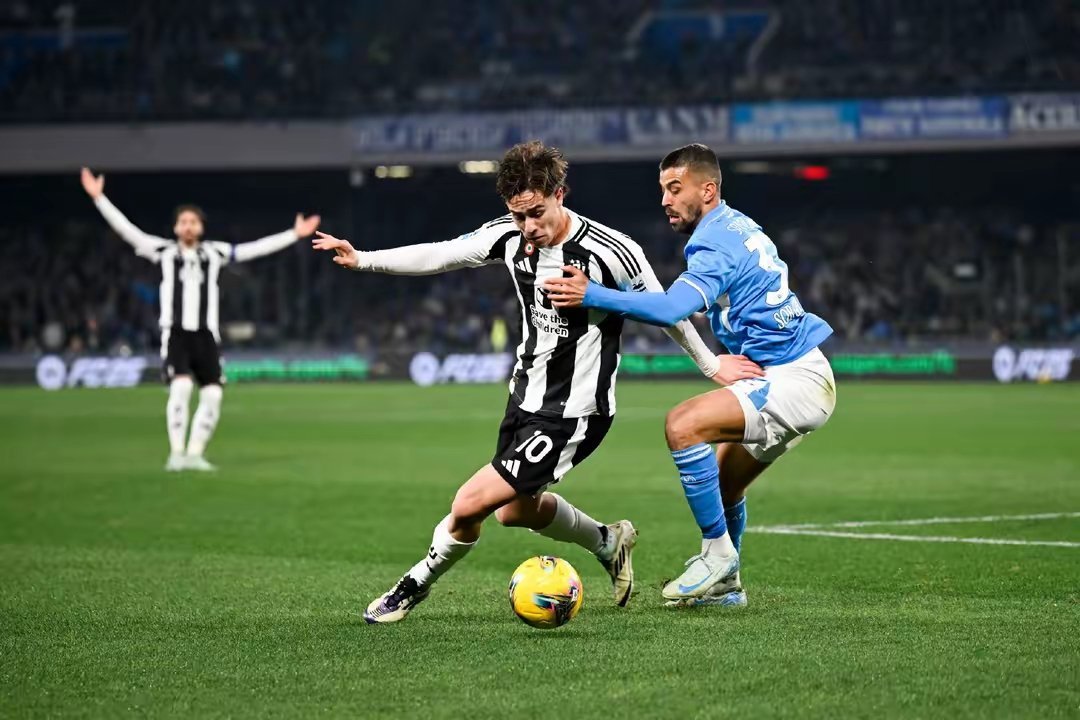 霍伊伦头顶脚踢导演逆转，那不勒斯2-1斩尤文登顶意甲