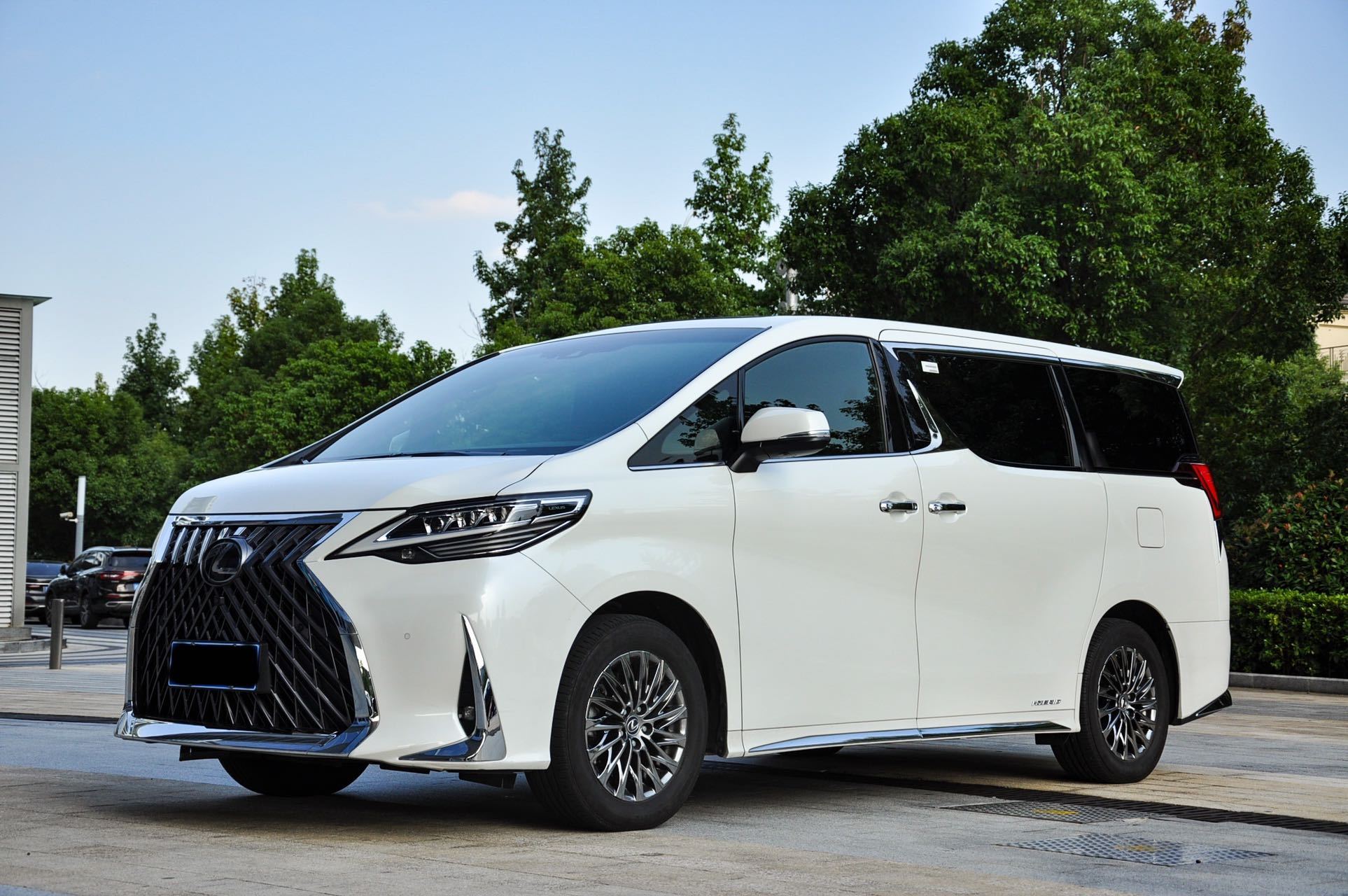 商务车天花板-雷克萨斯lm300.