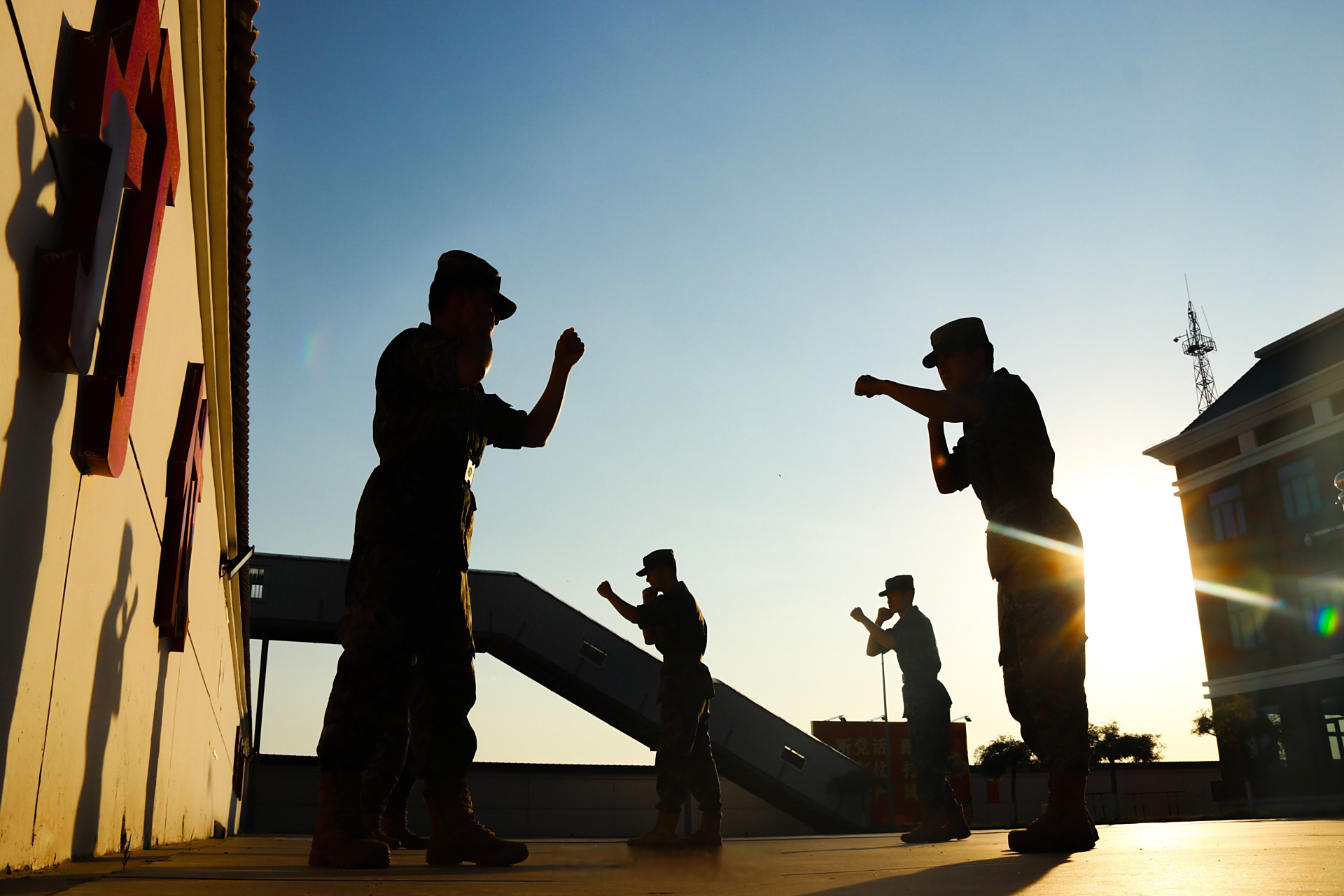 这份绝美的军人剪影请收藏】当光影与军装碰撞在一起会擦出怎样的火花