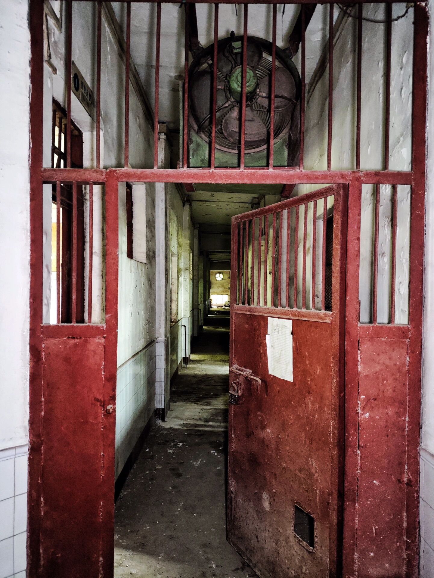 探秘废弃看守所