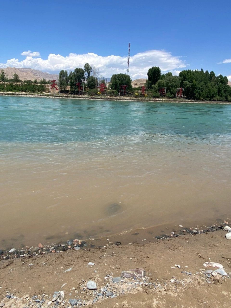 据了解,黄河水清的原因是由于上流水库的沉淀作用,所以上下游河水浑浊