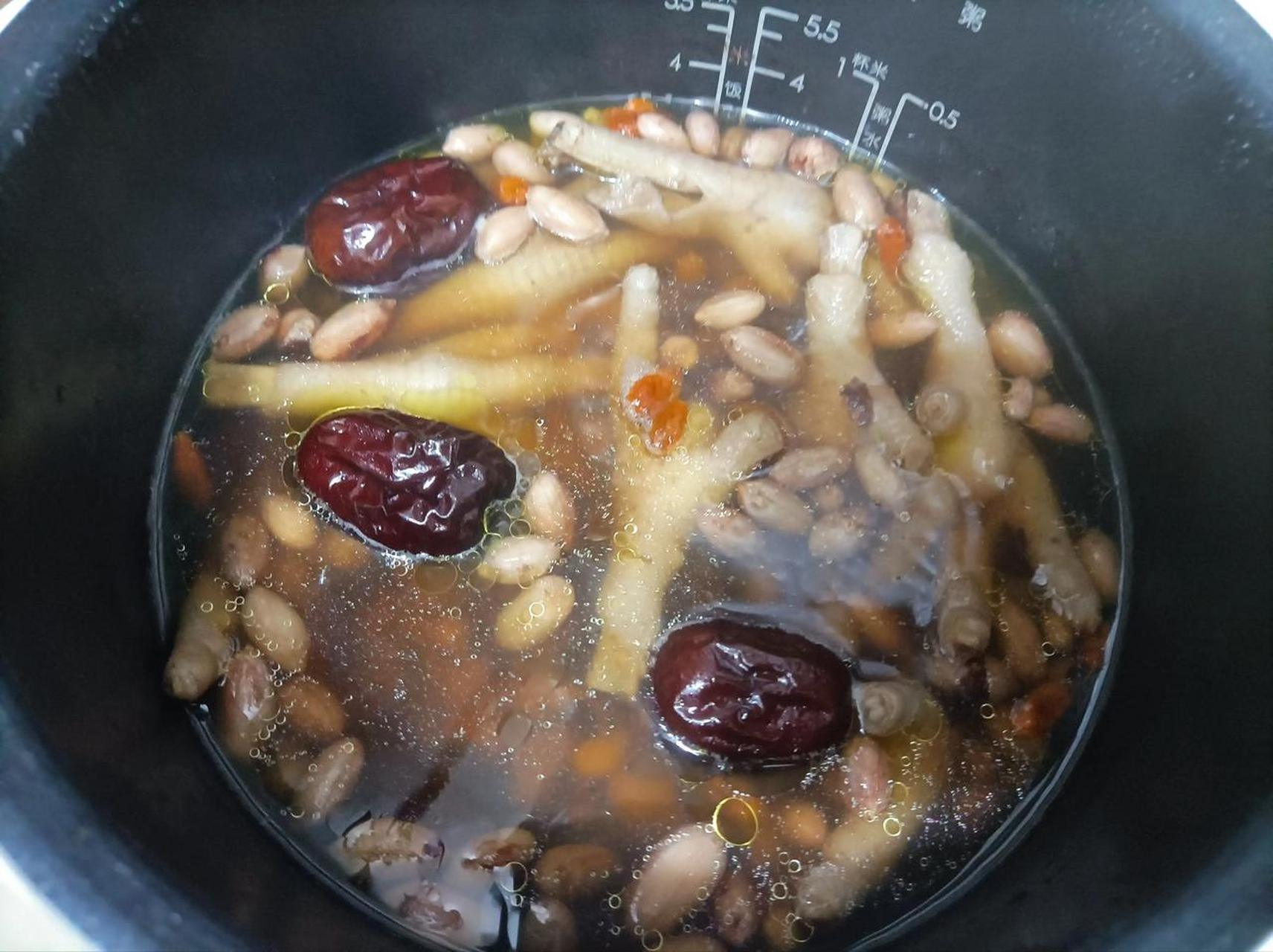 今天给大家分享一道广东靓汤:眉豆花生鸡脚汤  这道汤可以健脾祛湿