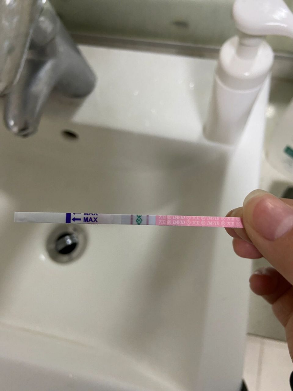 这个月推迟11天了,这几天胸疼,有粘性白带,排卵试纸一开始不明显,今天