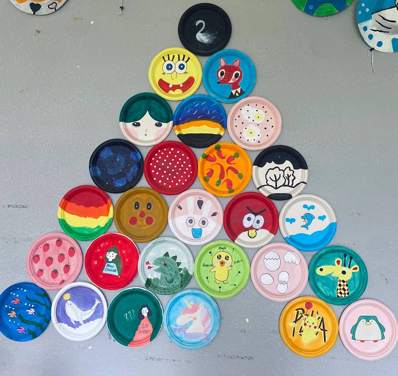 蛋糕盘绘画  把蛋糕盘上画一幅幅美丽的图案~太有成就感了,幼儿园环创