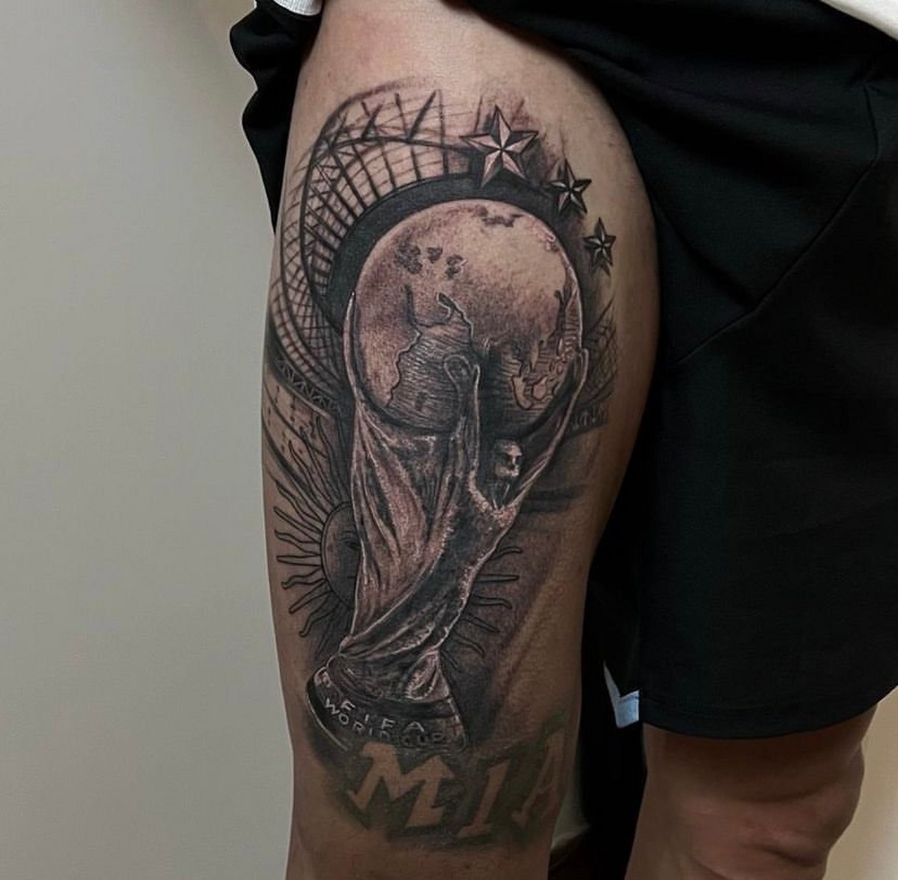 迪马利亚的新纹身:大力神杯 #世界杯