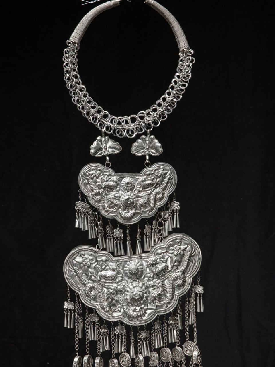 苗族银饰 | 古老技艺的錾美之美 璀璨苗银之项圈 	 项圈由小到大多达