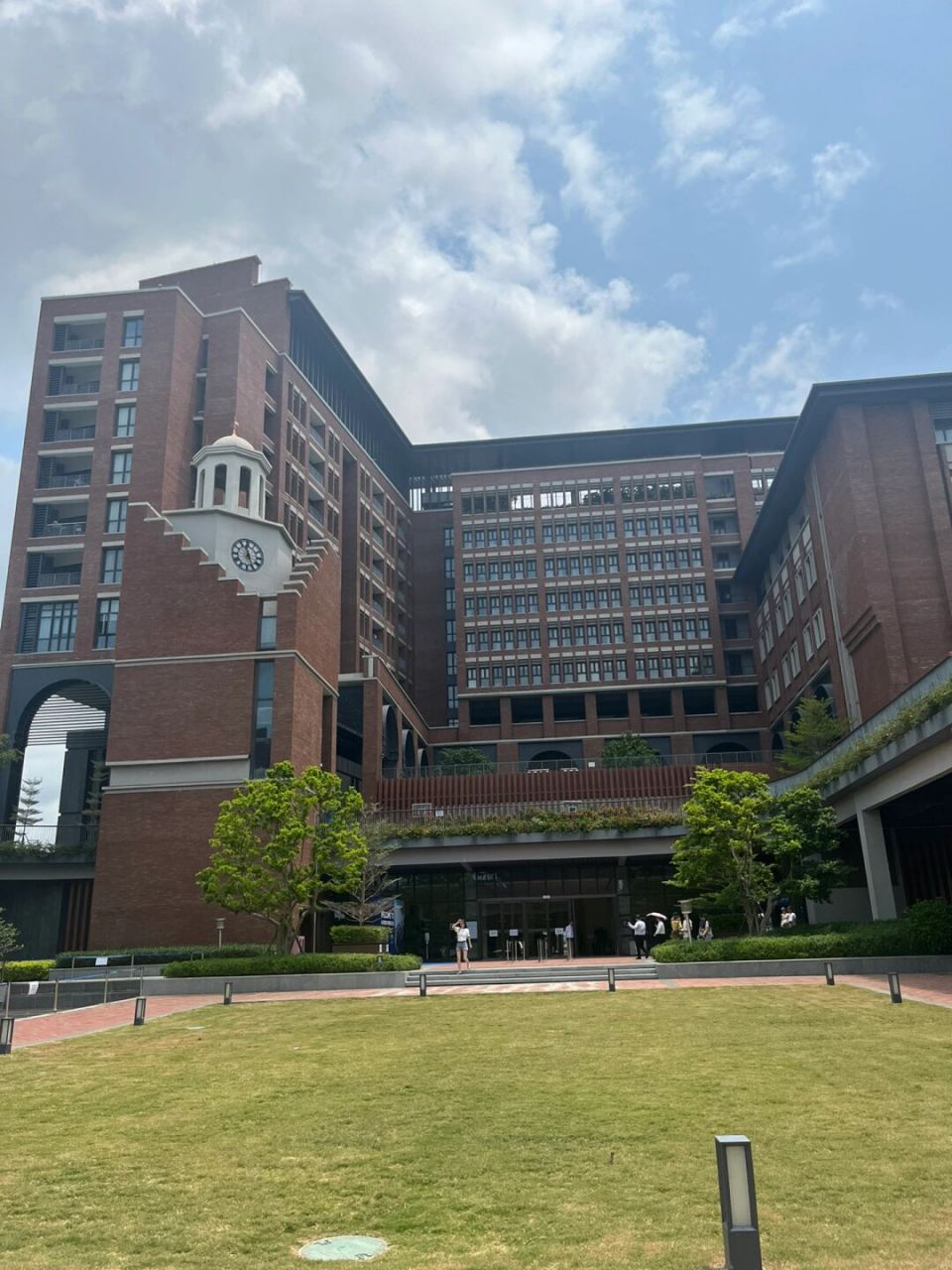 深圳哈罗国际学校,接受孩子持有受养人签证即可入读,但针对美籍出生