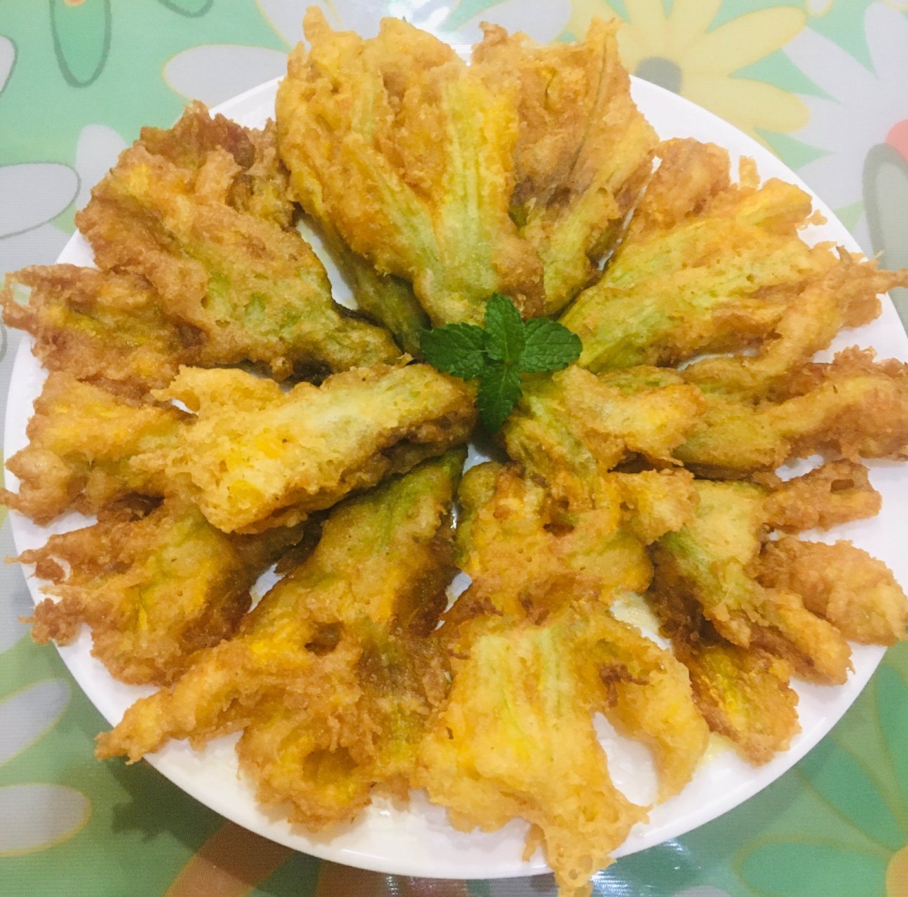 酥炸南瓜花酿 早市偶遇的一包南瓜花,不是很新鲜了,但是也挡不住吃货