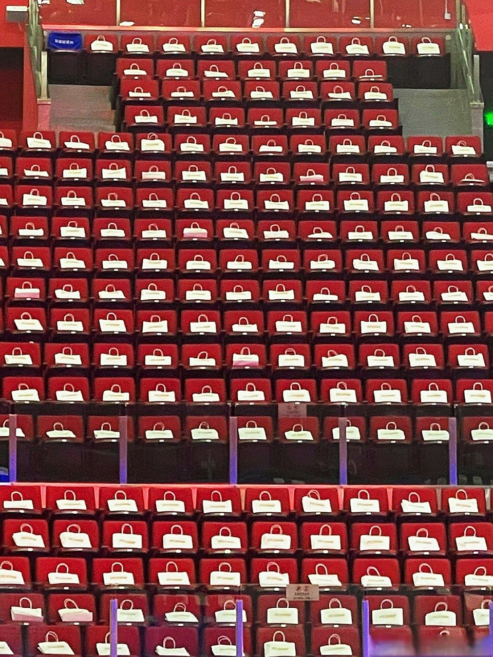 粉丝们真的好有爱啊#鹿晗粉丝特种兵式摆放应援袋