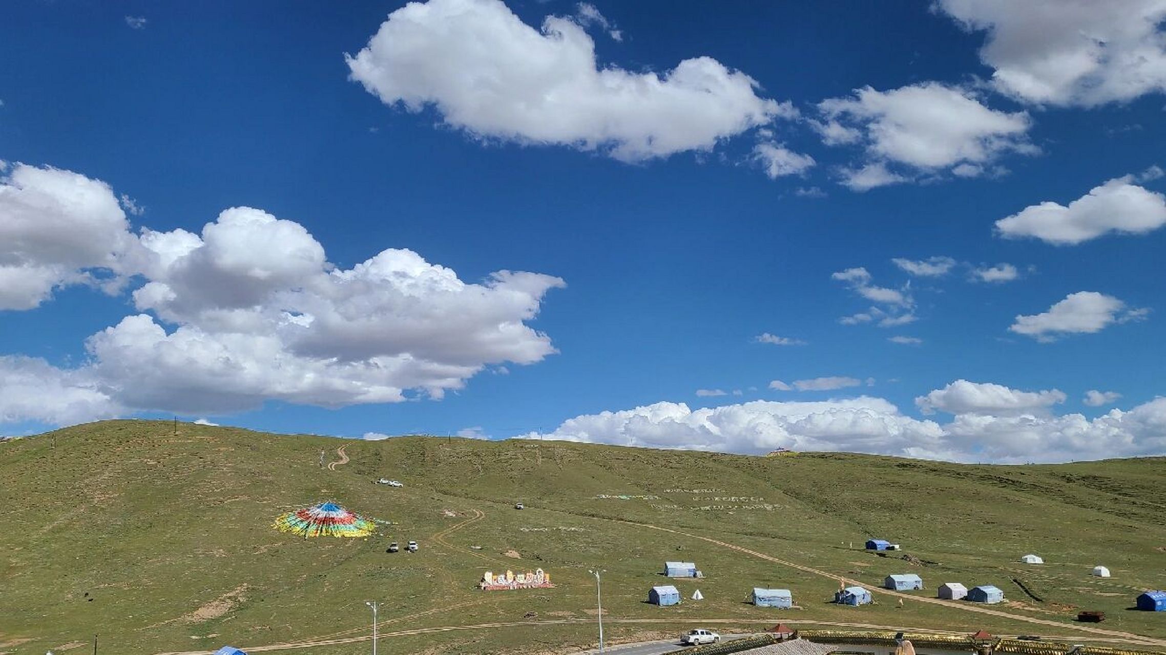 玛多县城海拔在4000米以上,是青海省海拔最高,人口最少的县,是黄河流