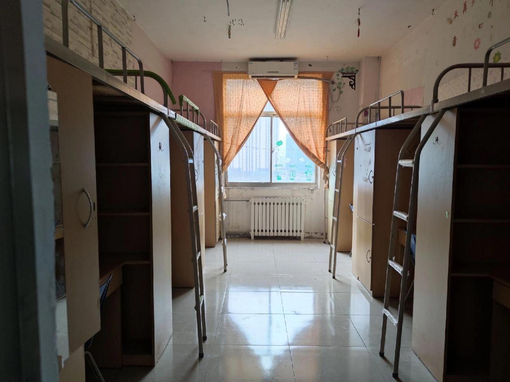 郑州商学院——宿舍篇 商学院宿舍6人间4人间都有,宿舍上床下桌有空调