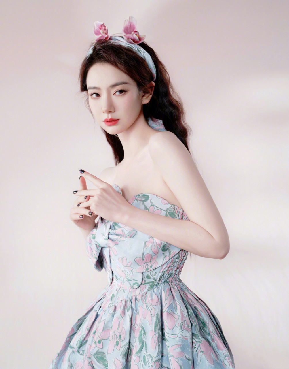 戚薇,花园风蓬蓬裙妆造又酷又美