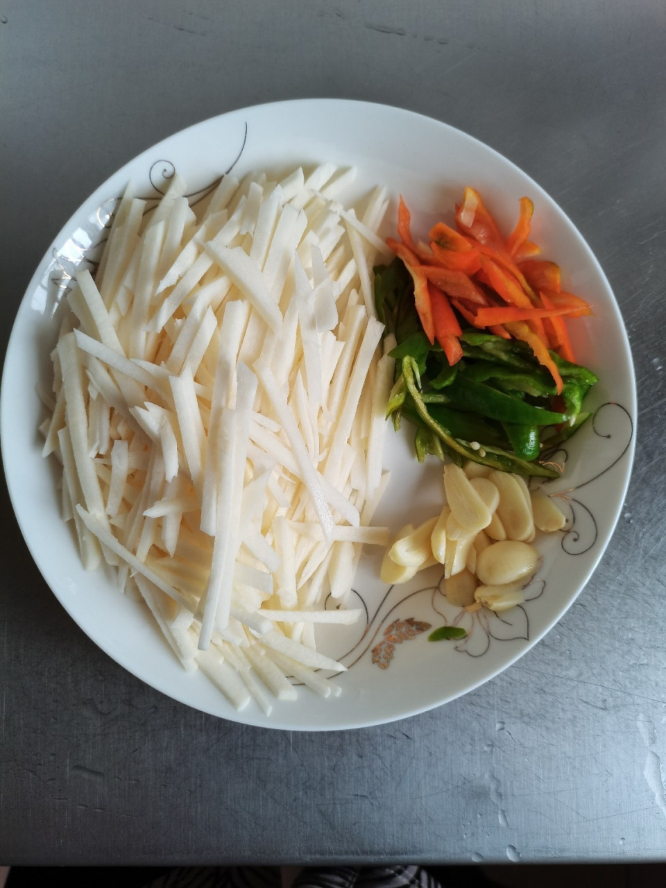 做法:166将凉薯削皮,洗净,切丝,辣椒洗净切丝,蒜瓣切片.