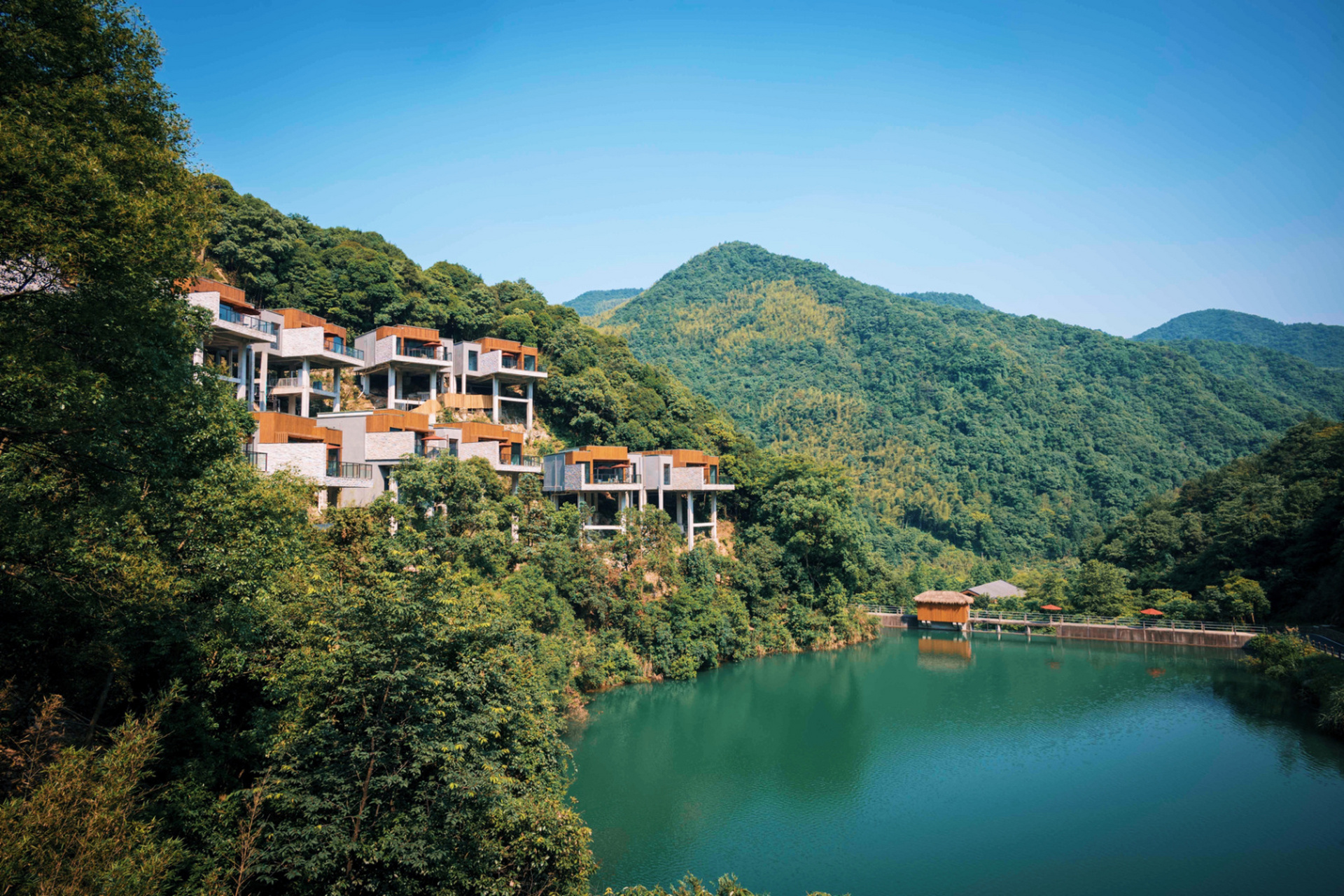 跟小姐妹去了趟宁海安岚嗨浪,酒店背靠高山深谷,拥有着一流的天然美景