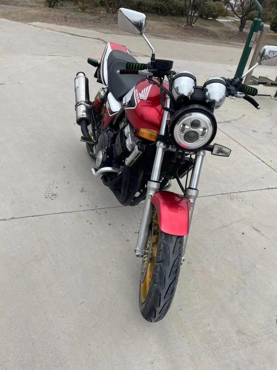 本田cb400纯水车,成色如图,电启动一沾就起,发动机小蜜蜂,动力强劲