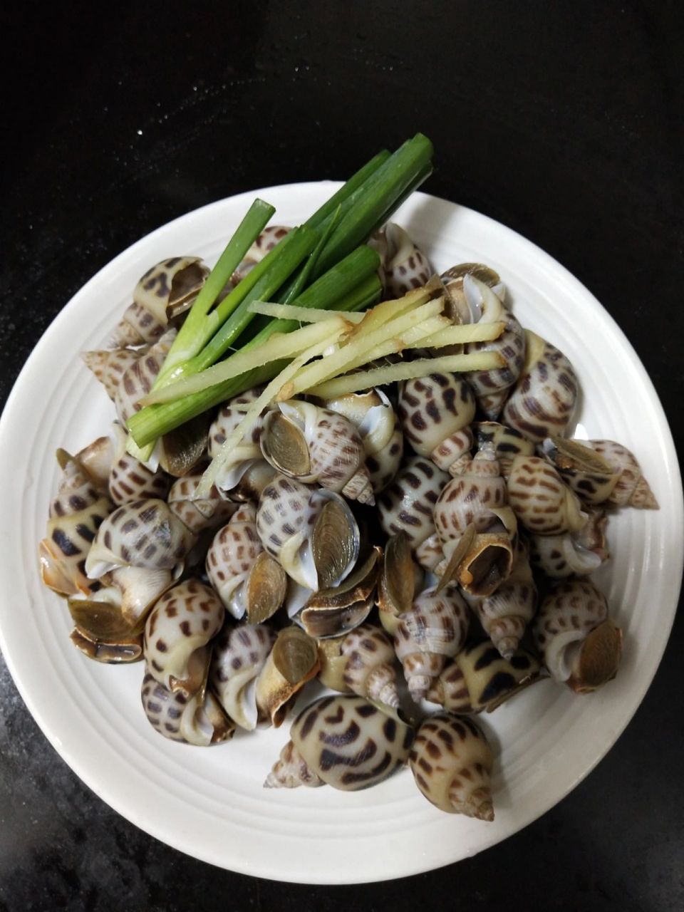 色香味俱全的白灼花螺 今天来分享一道白灼花螺,味道鲜美可口有劲