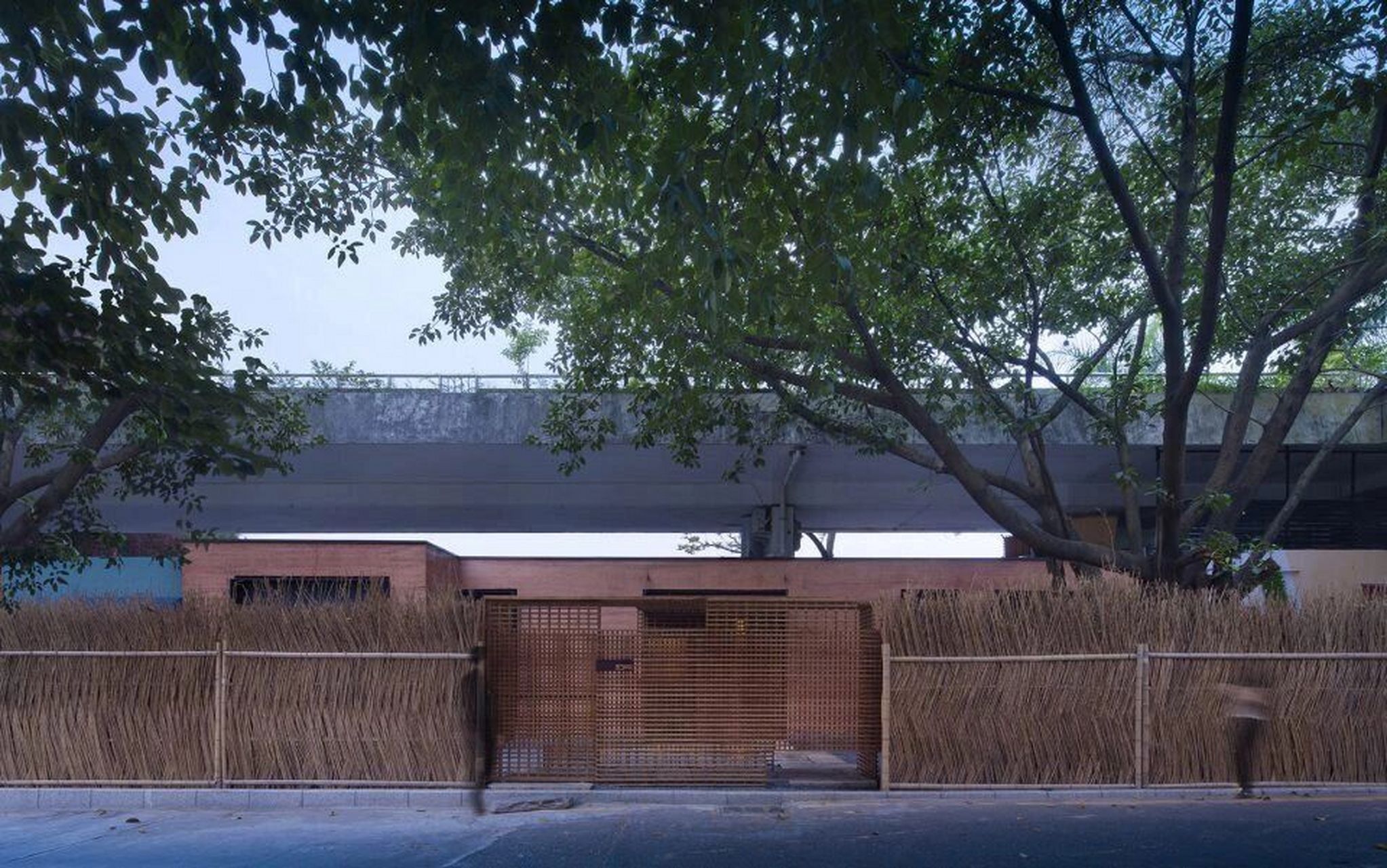 自然风庭院景观|东西小院 深圳 琚宾 &topo 素竹栏杆,暗沙庭院,五人