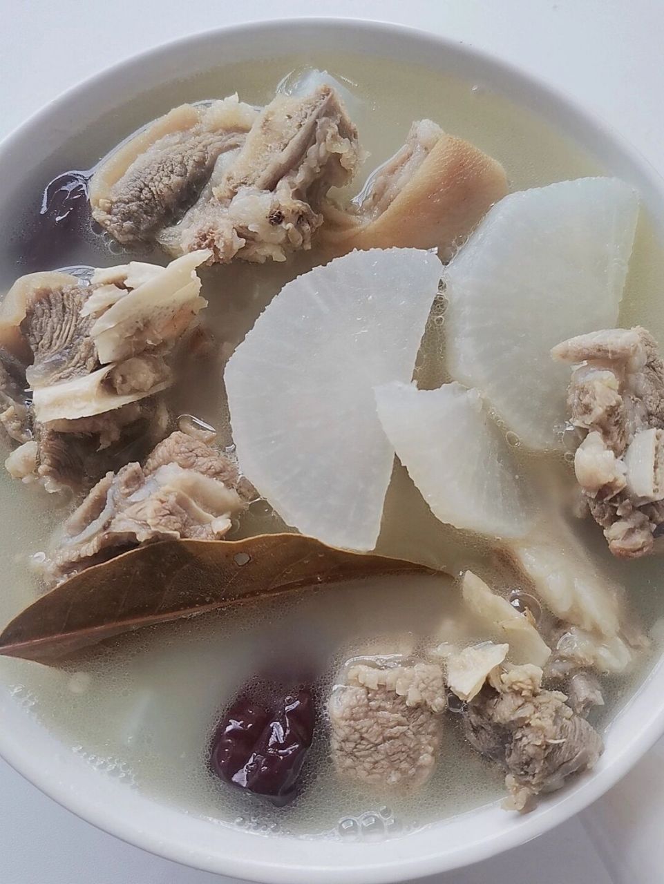 今天给大家分享一道白萝卜羊肉汤,超好喝,可暖胃,增温,补虚壮阳,可